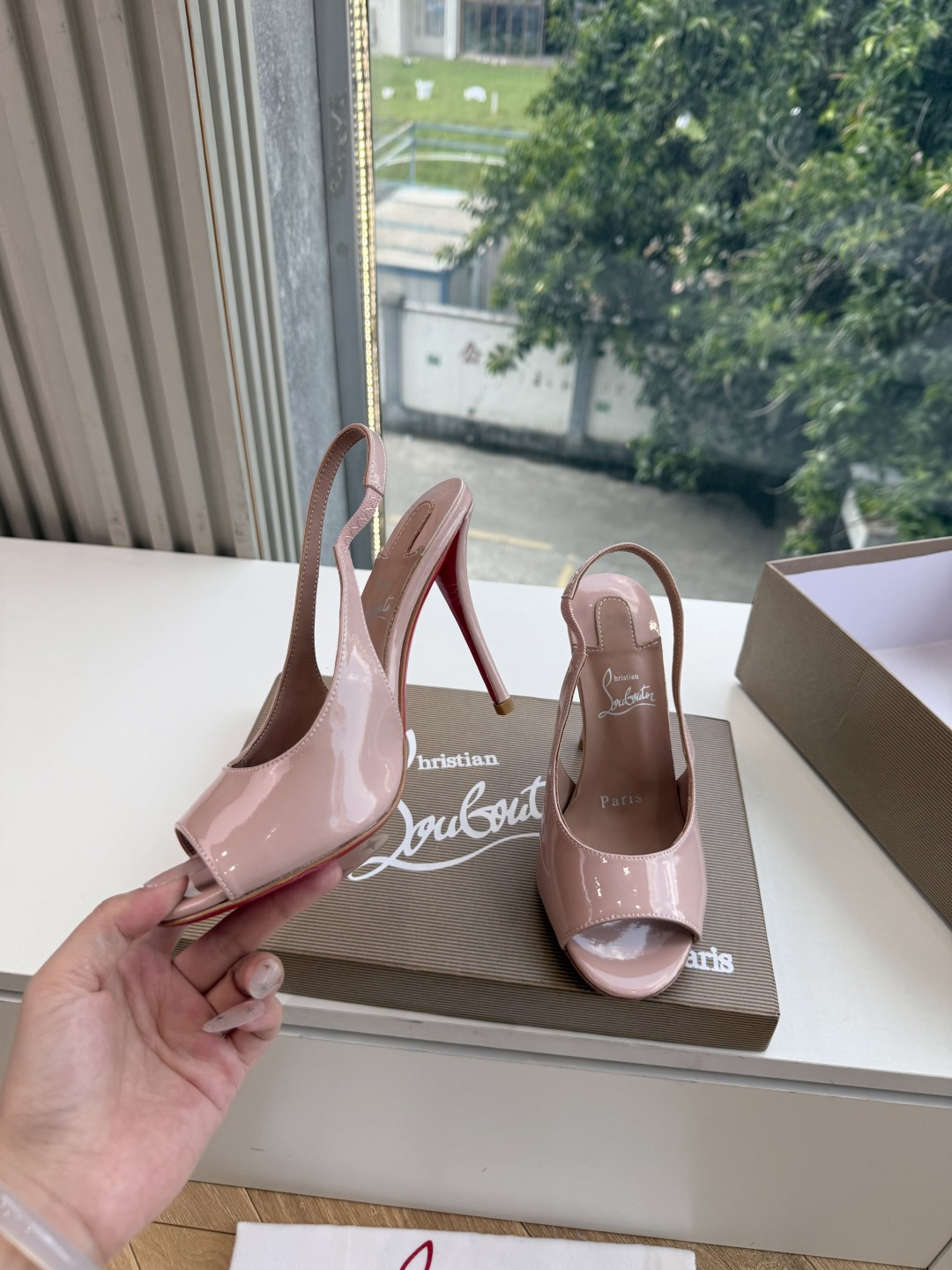 G277Christian Louboutin红底鞋防水台凉鞋 选到了颜色真好看呀[色色R]MyTheresa上现在居然