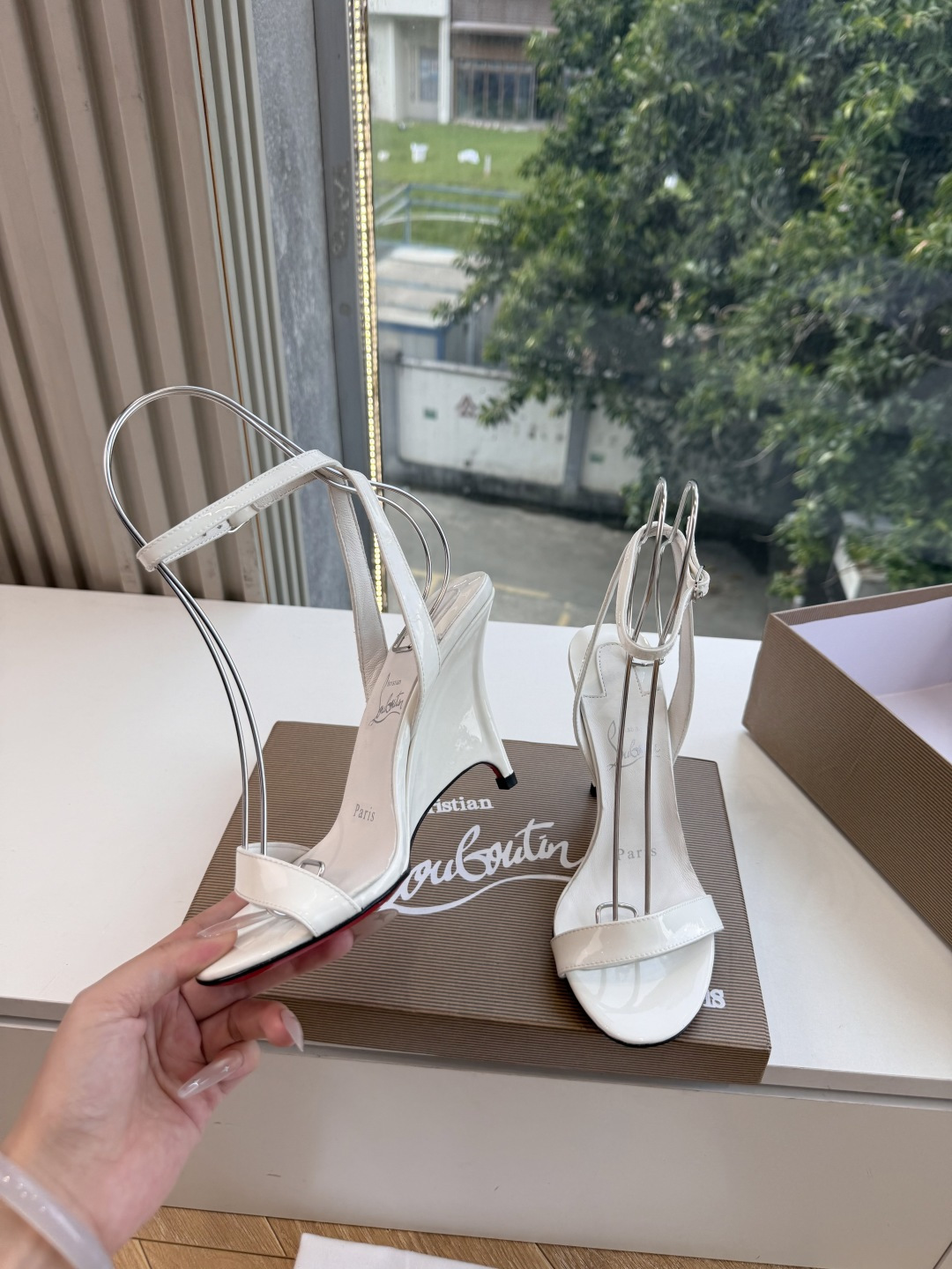 G277Christian Louboutin红底鞋防水台凉鞋 选到了颜色真好看呀[色色R]MyTheresa上现在居然