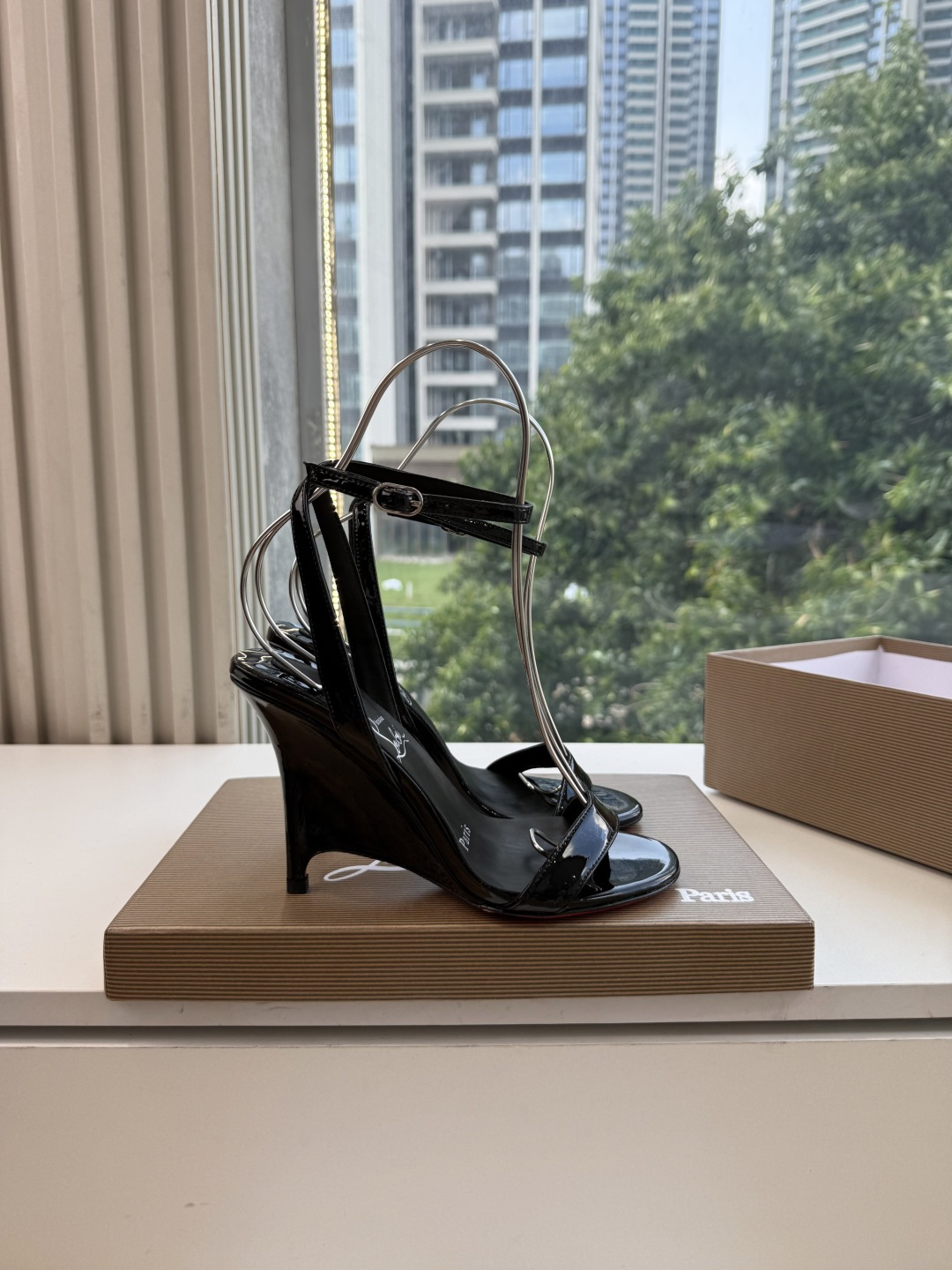 G277Christian Louboutin红底鞋防水台凉鞋 选到了颜色真好看呀[色色R]MyTheresa上现在居然