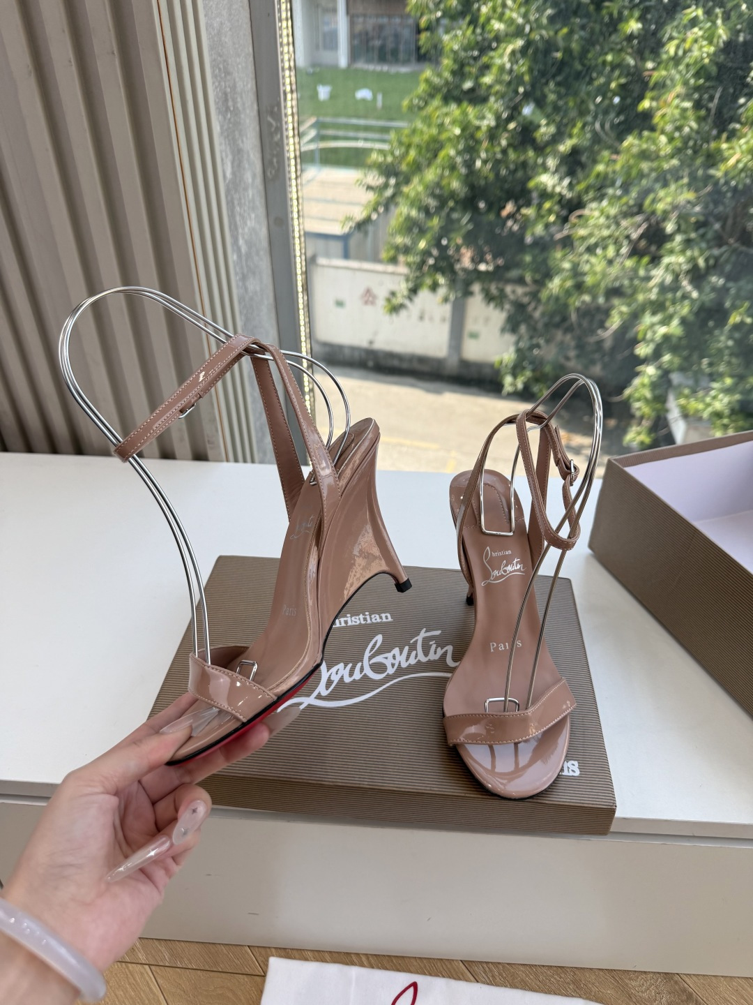 G277Christian Louboutin红底鞋防水台凉鞋 选到了颜色真好看呀[色色R]MyTheresa上现在居然