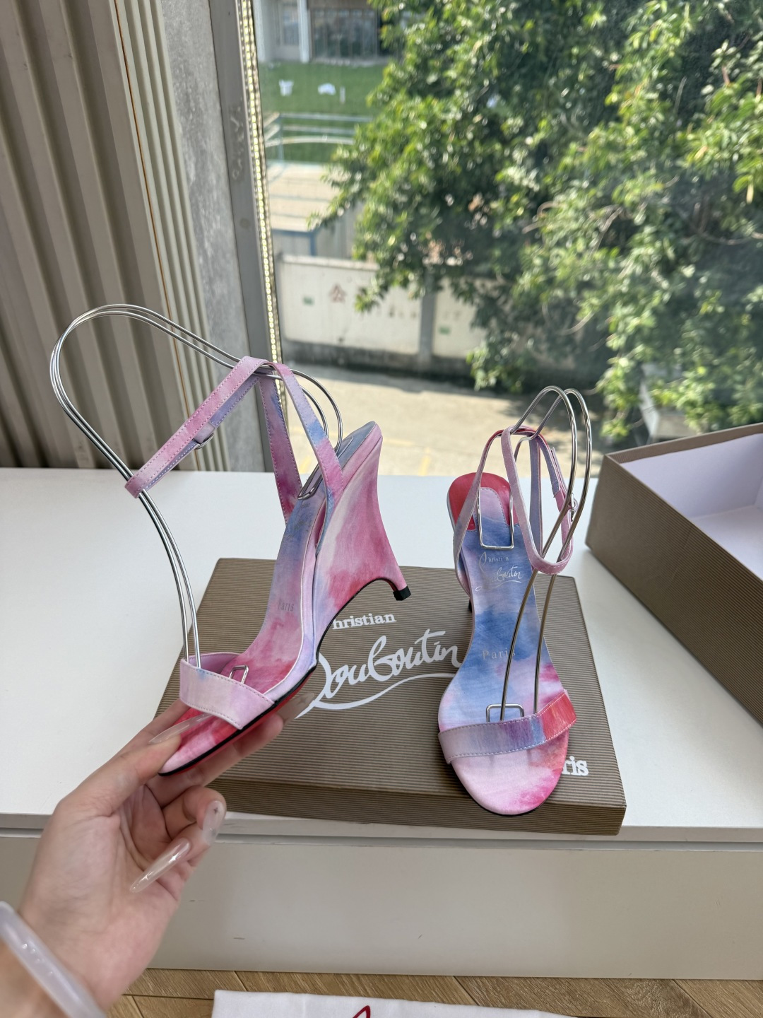 G277Christian Louboutin红底鞋防水台凉鞋 选到了颜色真好看呀[色色R]MyTheresa上现在居然