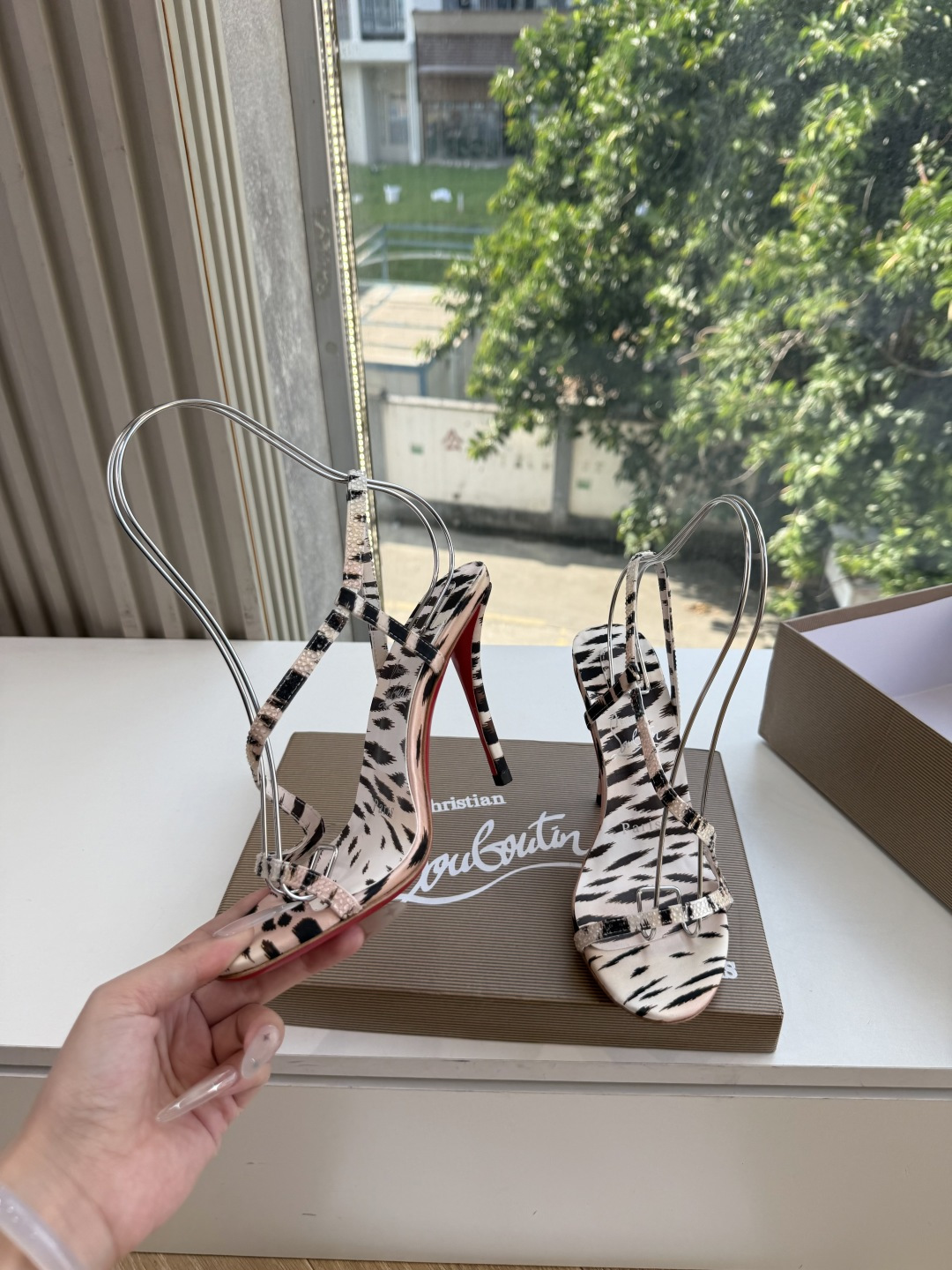 G277Christian Louboutin红底鞋防水台凉鞋 选到了颜色真好看呀[色色R]MyTheresa上现在居然
