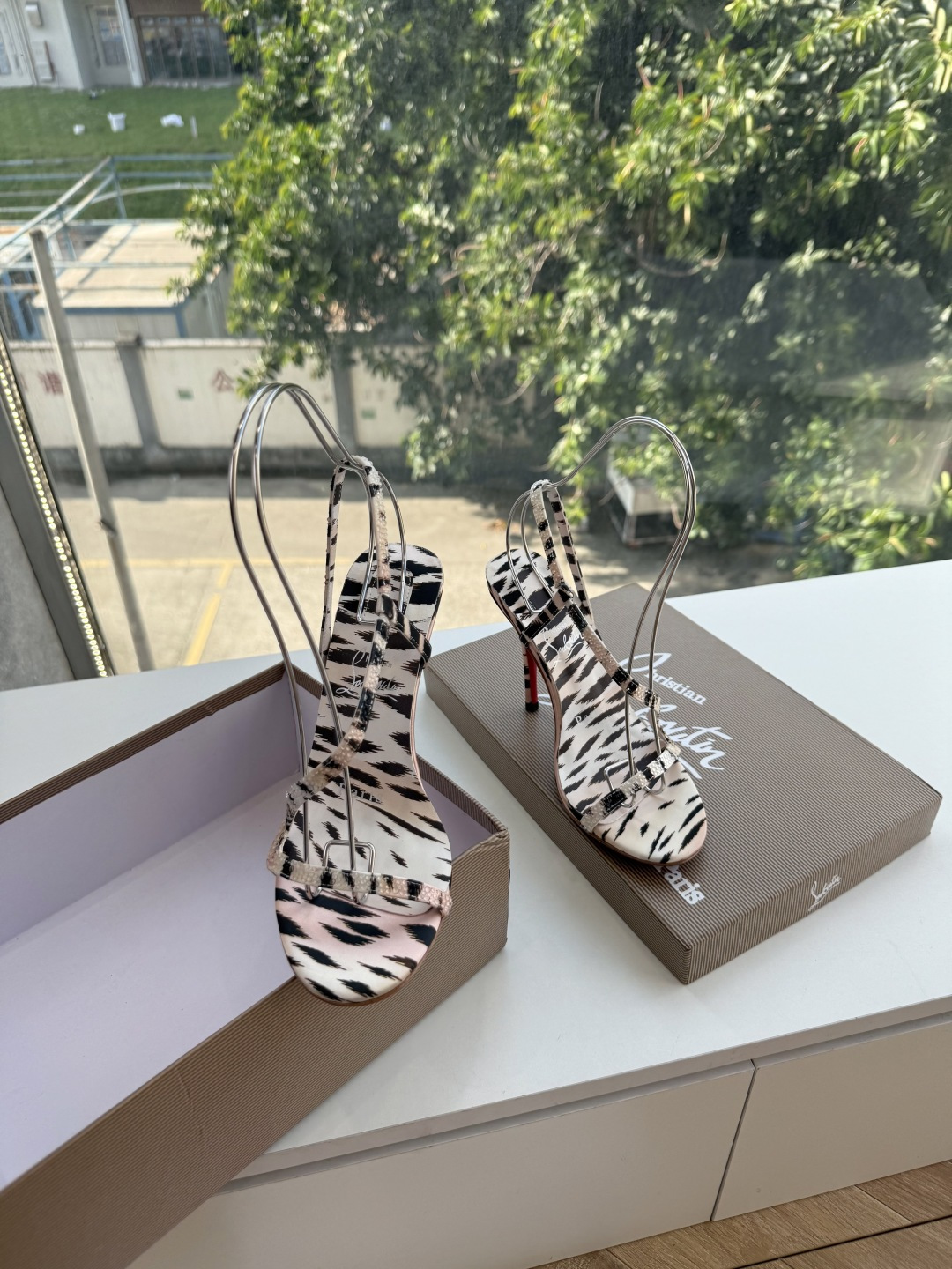 G277Christian Louboutin红底鞋防水台凉鞋 选到了颜色真好看呀[色色R]MyTheresa上现在居然