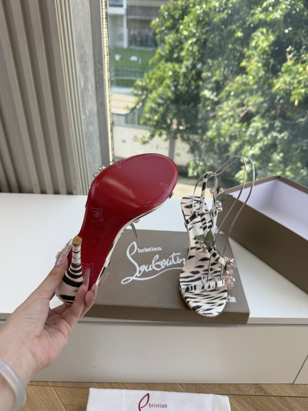 G277Christian Louboutin红底鞋防水台凉鞋 选到了颜色真好看呀[色色R]MyTheresa上现在居然