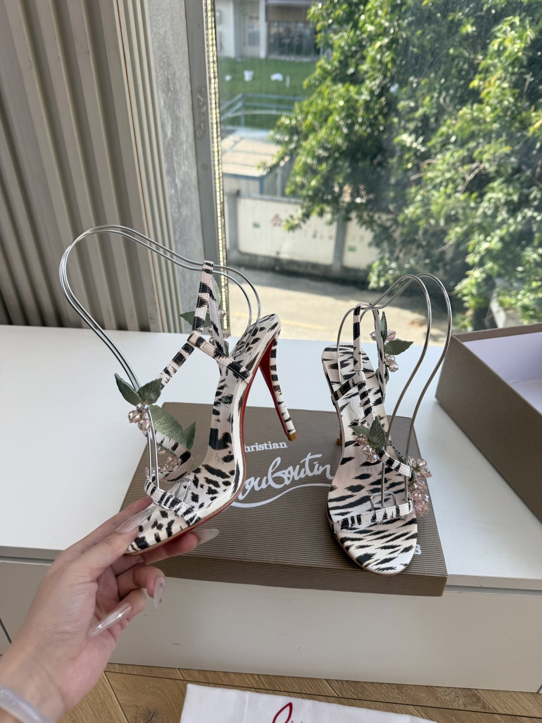 G277Christian Louboutin红底鞋防水台凉鞋 选到了颜色真好看呀[色色R]MyTheresa上现在居然