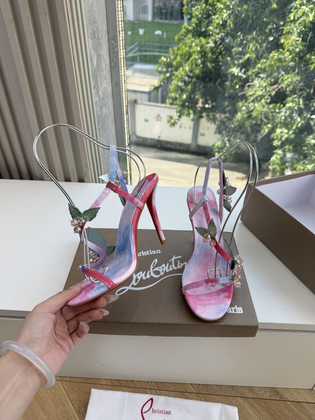 G277Christian Louboutin红底鞋防水台凉鞋 选到了颜色真好看呀[色色R]MyTheresa上现在居然
