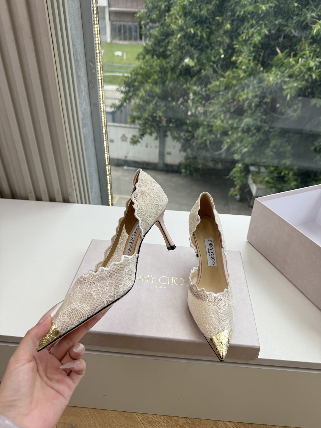 G987顶级品质JimmyCho*吉米周爆品 顶版 尖头高跟鞋  这也太仙了叭，像艺术品一样美到窒息的很生动形象，很温柔