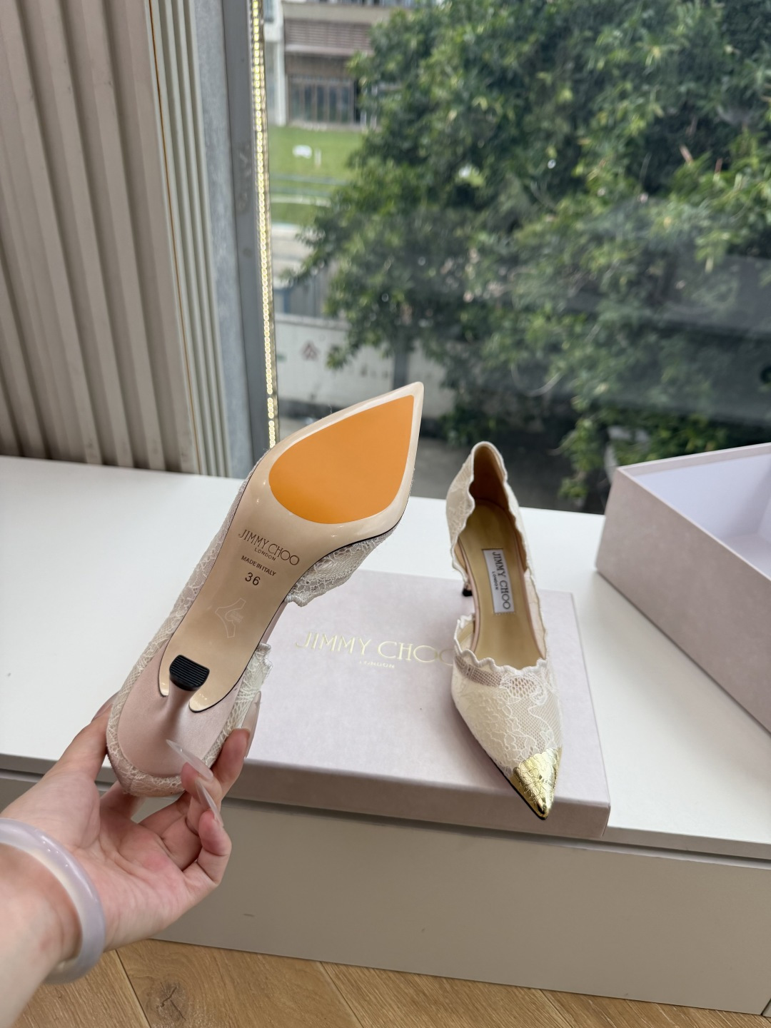 G987顶级品质JimmyCho*吉米周爆品 顶版 尖头高跟鞋  这也太仙了叭，像艺术品一样美到窒息的很生动形象，很温柔