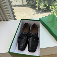 G012顶级品质BV 秀款BOTTEGA VENETA乐福鞋C随性复古秀款 Romeo 女士乐福鞋,灵感回溯至60年代的 G012顶级品质BV 秀款BOTTEGA VENETA乐福鞋C随性复古秀款 Romeo 女士乐福鞋,灵感回溯至60年代的
