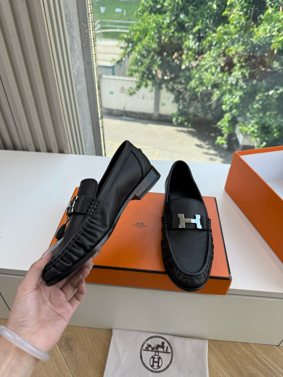 G393代购级别Hermes爱马仕Julian 系列 乐福鞋 这款Julian系列小牛皮和麂皮饰有标志性“H”细节。设计 G393代购级别Hermes爱马仕Julian 系列 乐福鞋 这款Julian系列小牛皮和麂皮饰有标志性“H”细节。设计