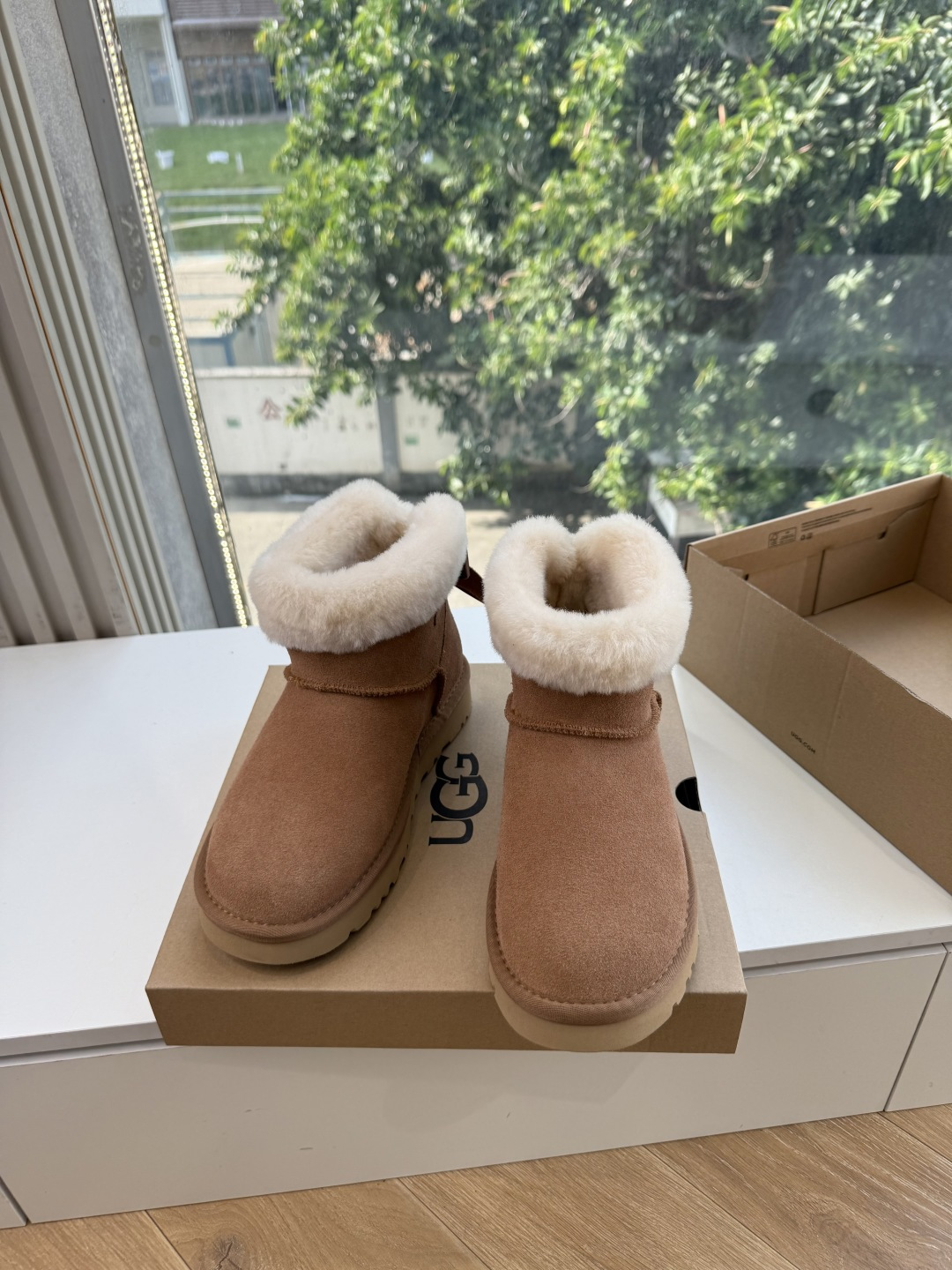 😀G026UGG秋冬新款系列棉鞋雪地靴棉鞋作为的领军品牌，这双新款同样延续了其一贯的舒适理念，穿在脚上轻盈自在，仿佛踩在
