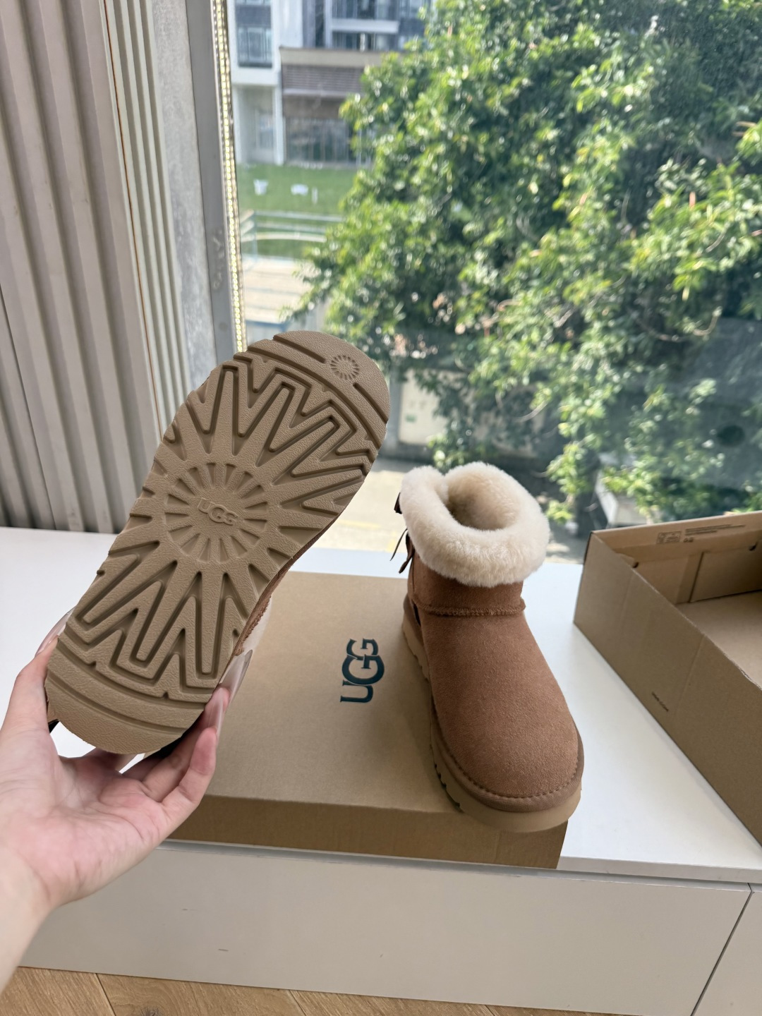 😀G026UGG秋冬新款系列棉鞋雪地靴棉鞋作为的领军品牌，这双新款同样延续了其一贯的舒适理念，穿在脚上轻盈自在，仿佛踩在