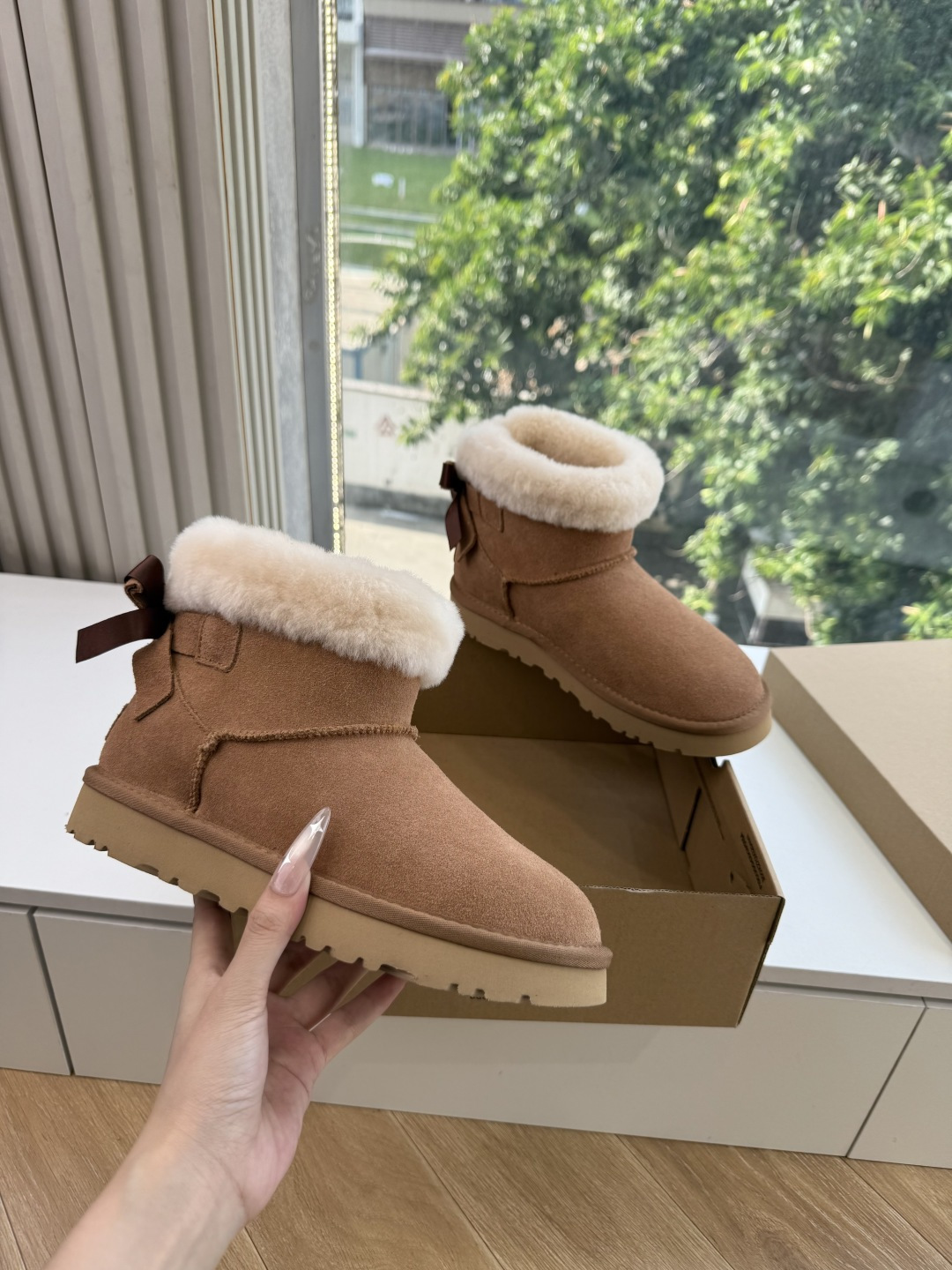 😀G026UGG秋冬新款系列棉鞋雪地靴棉鞋作为的领军品牌，这双新款同样延续了其一贯的舒适理念，穿在脚上轻盈自在，仿佛踩在