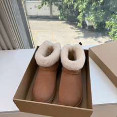 😀G026UGG秋冬新款系列棉鞋雪地靴棉鞋作为的领军品牌,这双新款同样延续了其一贯的舒适理念,穿在脚上轻盈自在,仿佛踩在 😀G026UGG秋冬新款系列棉鞋雪地靴棉鞋作为的领军品牌,这双新款同样延续了其一贯的舒适理念,穿在脚上轻盈自在,仿佛踩在