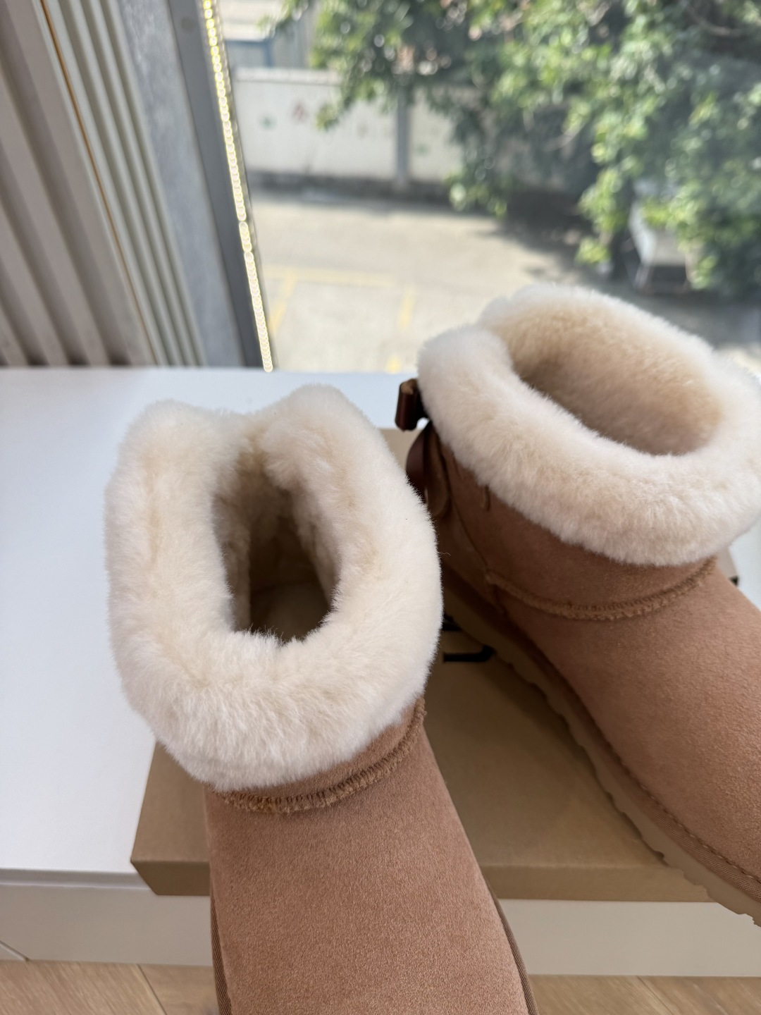 😀G026UGG秋冬新款系列棉鞋雪地靴棉鞋作为的领军品牌，这双新款同样延续了其一贯的舒适理念，穿在脚上轻盈自在，仿佛踩在