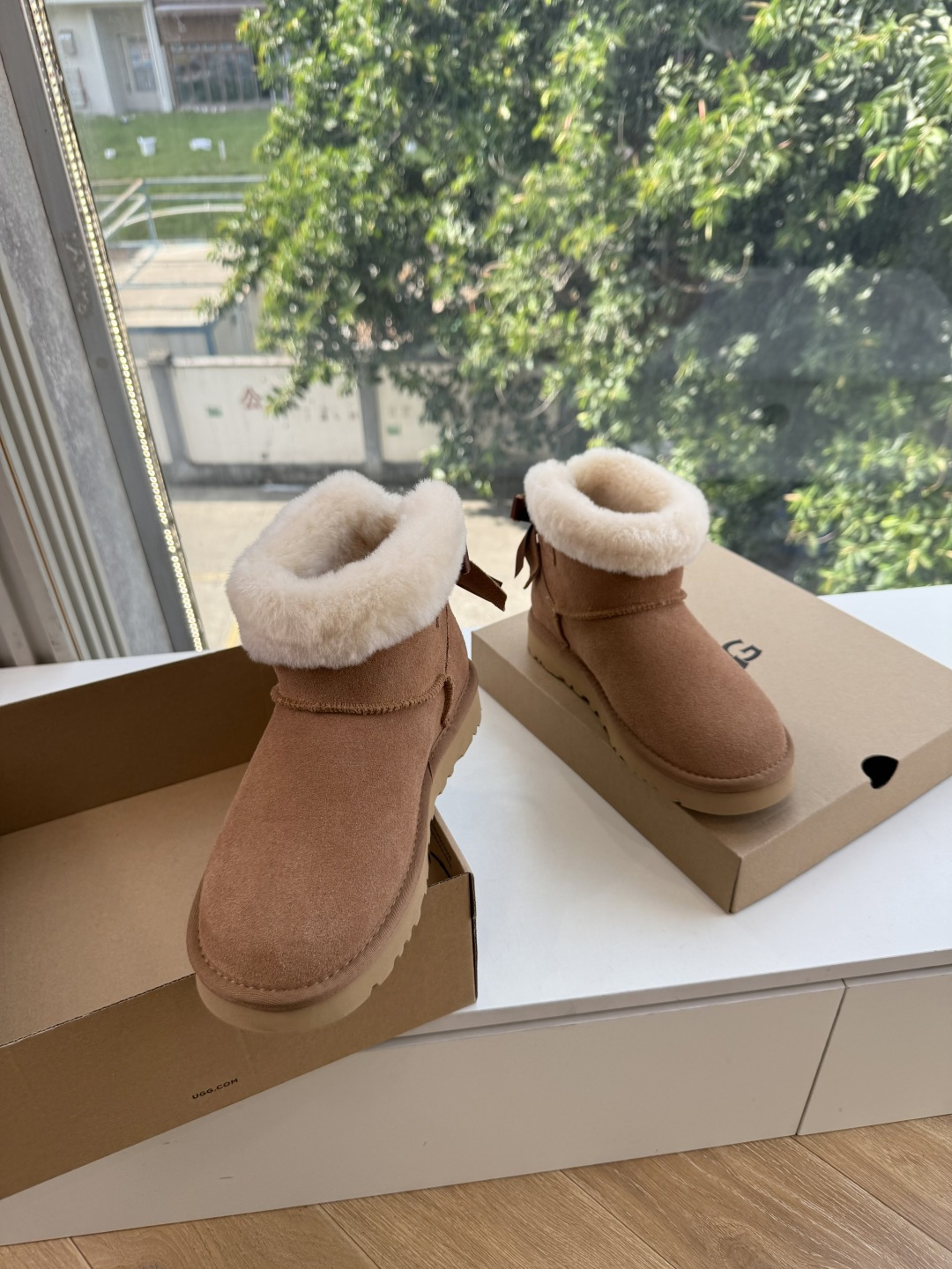 😀G026UGG秋冬新款系列棉鞋雪地靴棉鞋作为的领军品牌，这双新款同样延续了其一贯的舒适理念，穿在脚上轻盈自在，仿佛踩在