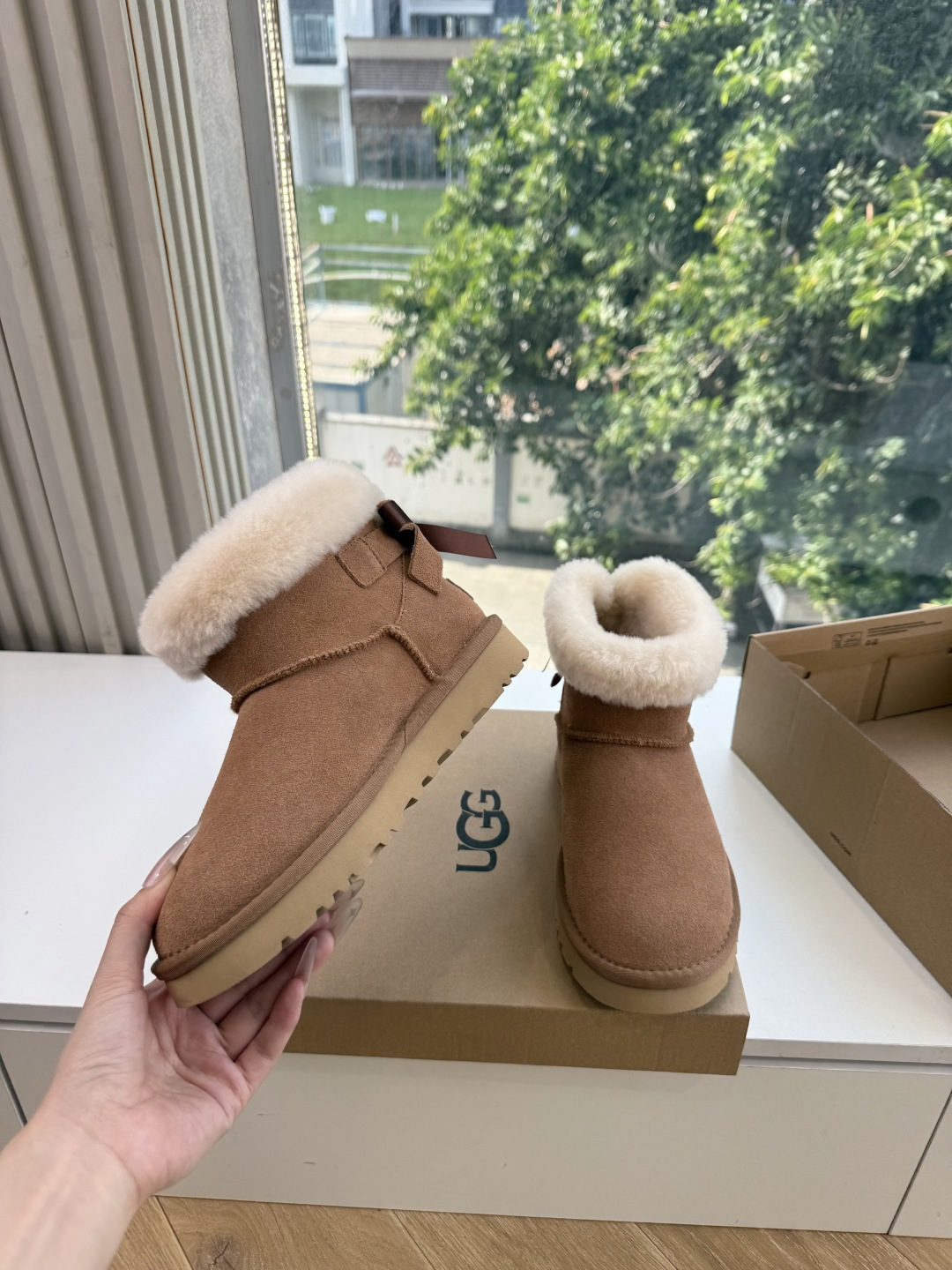 😀G026UGG秋冬新款系列棉鞋雪地靴棉鞋作为的领军品牌，这双新款同样延续了其一贯的舒适理念，穿在脚上轻盈自在，仿佛踩在