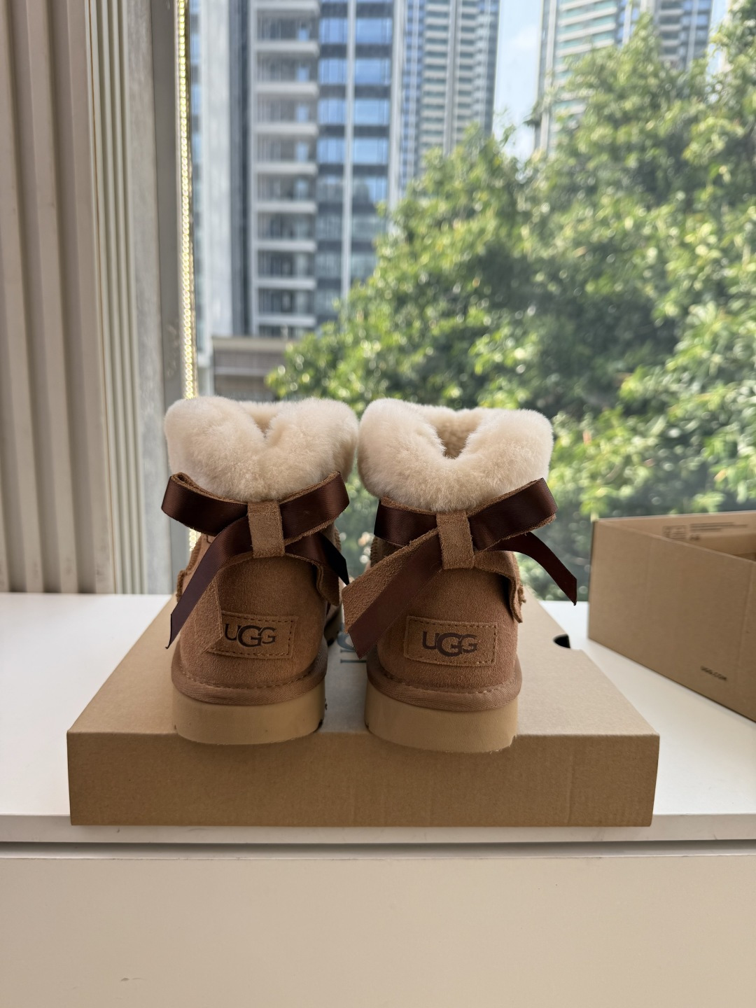 😀G026UGG秋冬新款系列棉鞋雪地靴棉鞋作为的领军品牌，这双新款同样延续了其一贯的舒适理念，穿在脚上轻盈自在，仿佛踩在