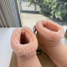😀G026UGG秋冬新款系列棉鞋雪地靴棉鞋作为的领军品牌,这双新款同样延续了其一贯的舒适理念,穿在脚上轻盈自在,仿佛踩在 😀G026UGG秋冬新款系列棉鞋雪地靴棉鞋作为的领军品牌,这双新款同样延续了其一贯的舒适理念,穿在脚上轻盈自在,仿佛踩在