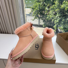 😀G026UGG秋冬新款系列棉鞋雪地靴棉鞋作为的领军品牌,这双新款同样延续了其一贯的舒适理念,穿在脚上轻盈自在,仿佛踩在 😀G026UGG秋冬新款系列棉鞋雪地靴棉鞋作为的领军品牌,这双新款同样延续了其一贯的舒适理念,穿在脚上轻盈自在,仿佛踩在