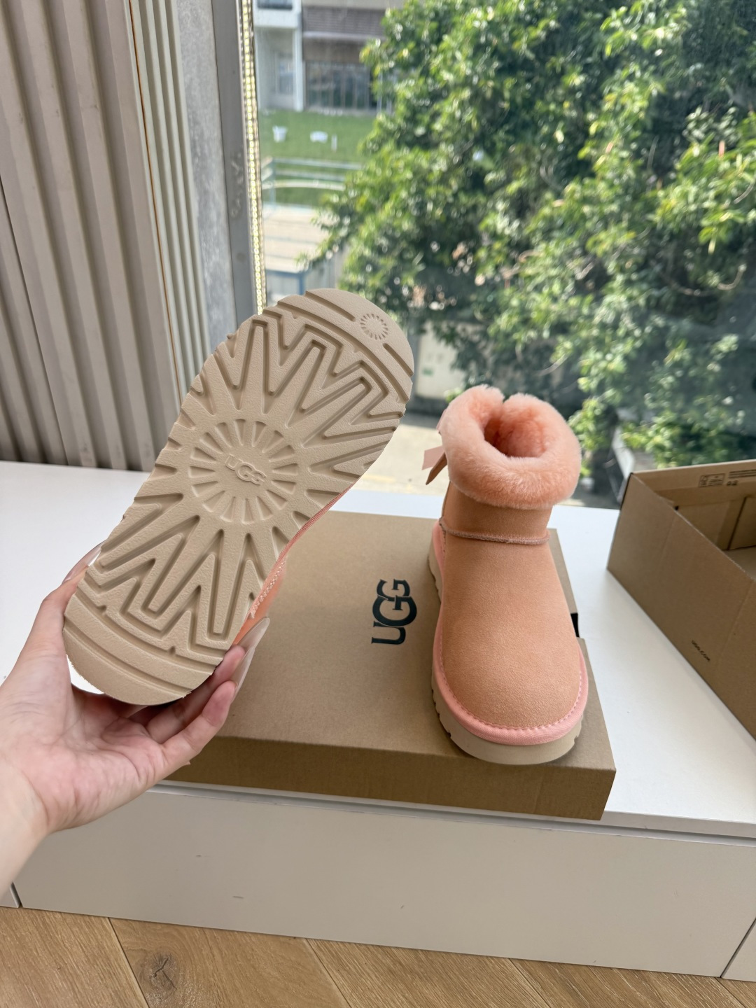 😀G026UGG秋冬新款系列棉鞋雪地靴棉鞋作为的领军品牌,这双新款同样延续了其一贯的舒适理念,穿在脚上轻盈自在,仿佛踩在 😀G026UGG秋冬新款系列棉鞋雪地靴棉鞋作为的领军品牌,这双新款同样延续了其一贯的舒适理念,穿在脚上轻盈自在,仿佛踩在