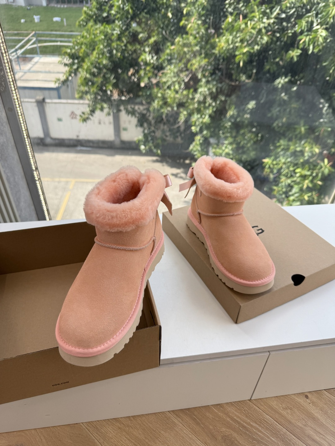 😀G026UGG秋冬新款系列棉鞋雪地靴棉鞋作为的领军品牌,这双新款同样延续了其一贯的舒适理念,穿在脚上轻盈自在,仿佛踩在 😀G026UGG秋冬新款系列棉鞋雪地靴棉鞋作为的领军品牌,这双新款同样延续了其一贯的舒适理念,穿在脚上轻盈自在,仿佛踩在