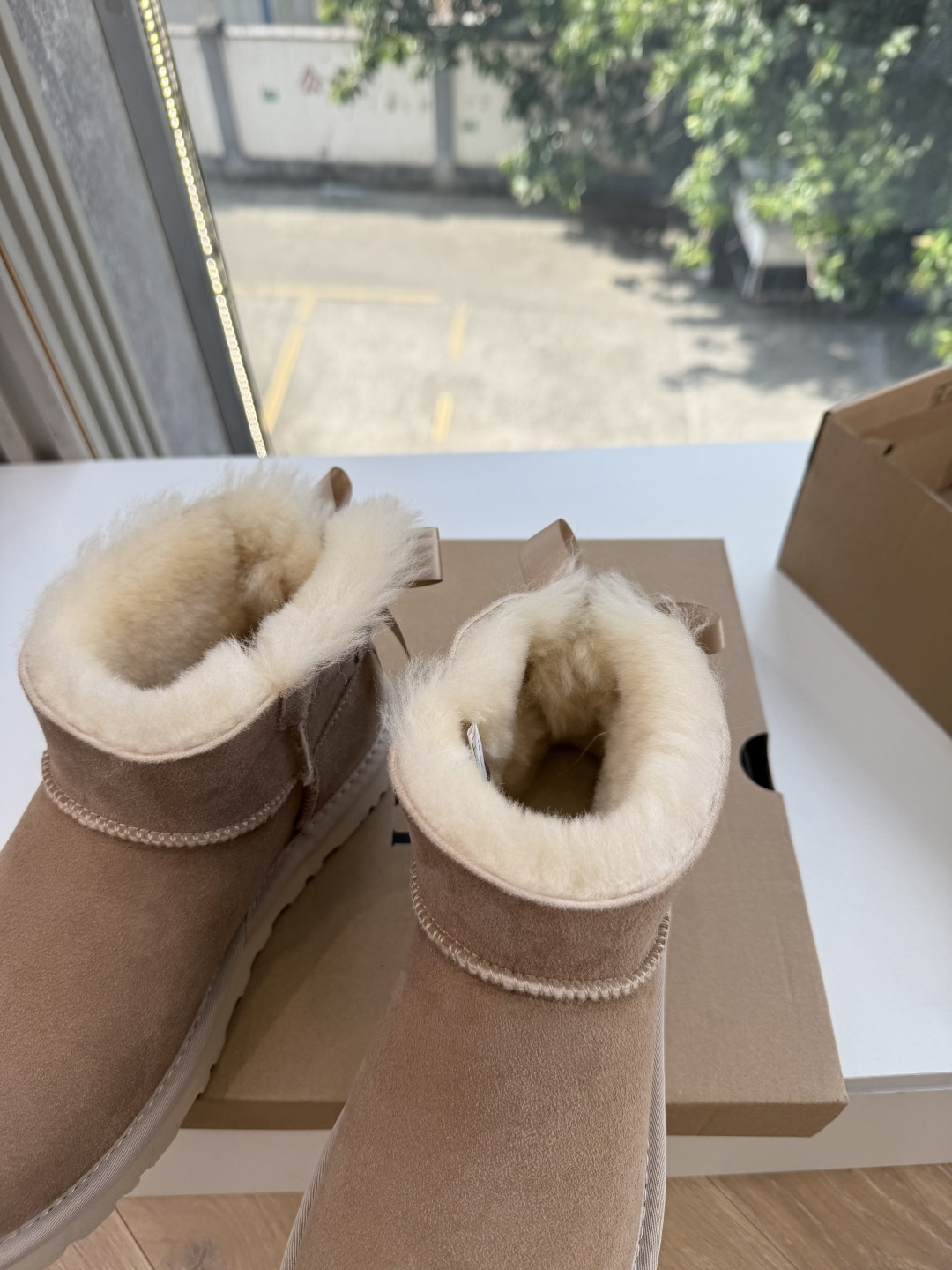 😀G026UGG秋冬新款系列棉鞋雪地靴棉鞋作为的领军品牌，这双新款同样延续了其一贯的舒适理念，穿在脚上轻盈自在，仿佛踩在