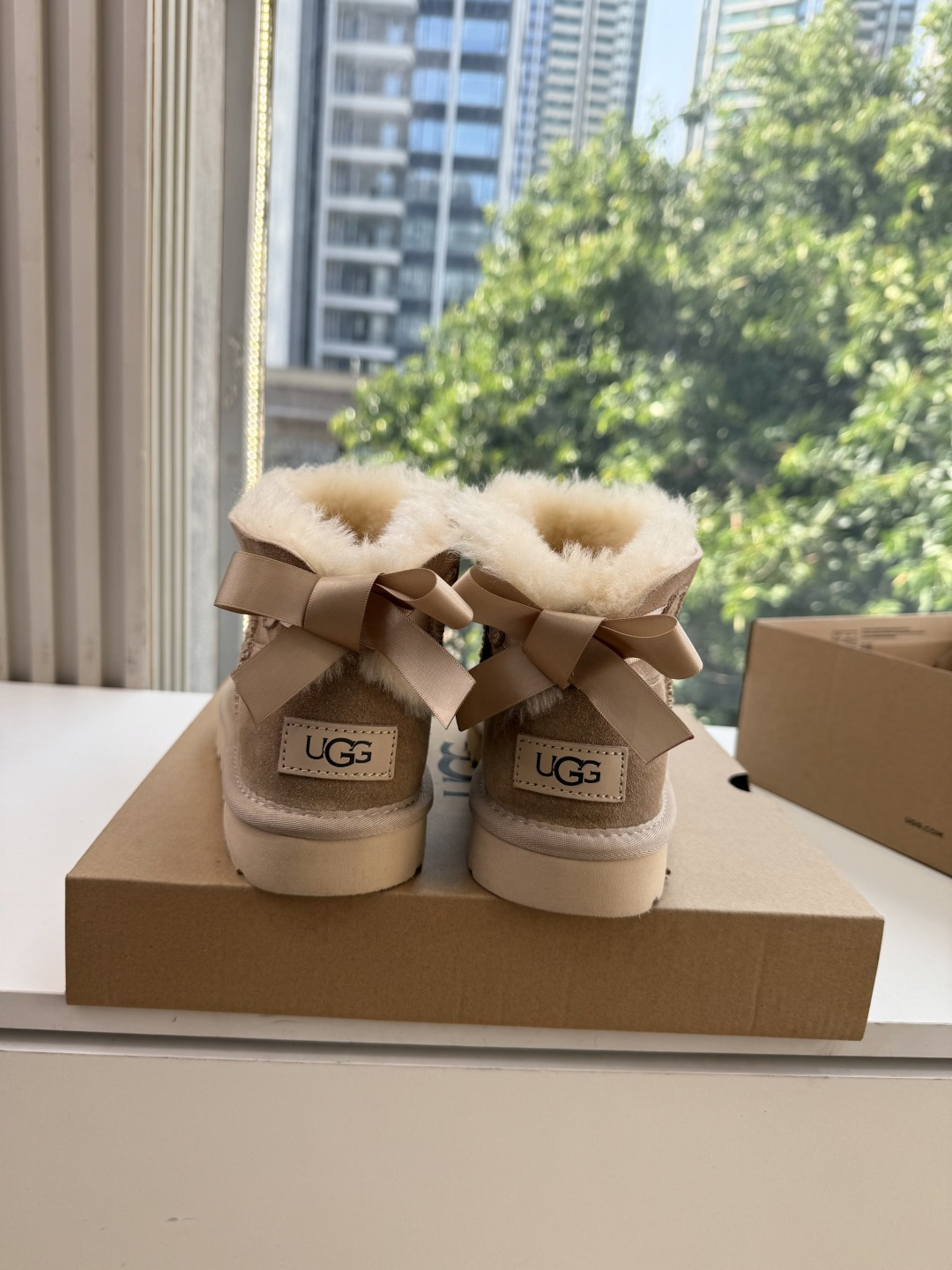 😀G026UGG秋冬新款系列棉鞋雪地靴棉鞋作为的领军品牌，这双新款同样延续了其一贯的舒适理念，穿在脚上轻盈自在，仿佛踩在