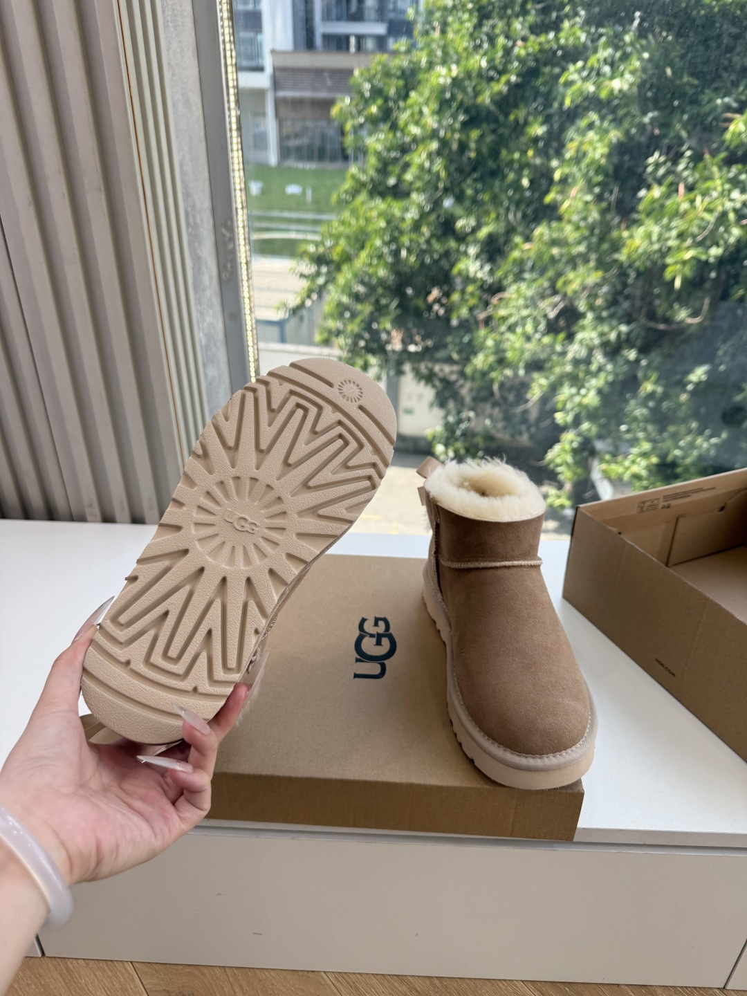 😀G026UGG秋冬新款系列棉鞋雪地靴棉鞋作为的领军品牌，这双新款同样延续了其一贯的舒适理念，穿在脚上轻盈自在，仿佛踩在
