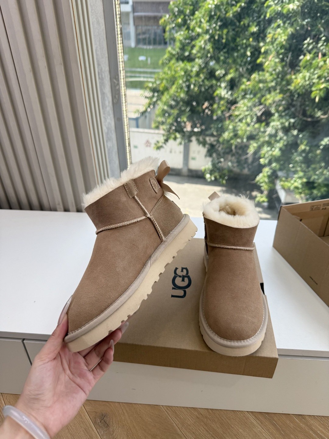 😀G026UGG秋冬新款系列棉鞋雪地靴棉鞋作为的领军品牌，这双新款同样延续了其一贯的舒适理念，穿在脚上轻盈自在，仿佛踩在
