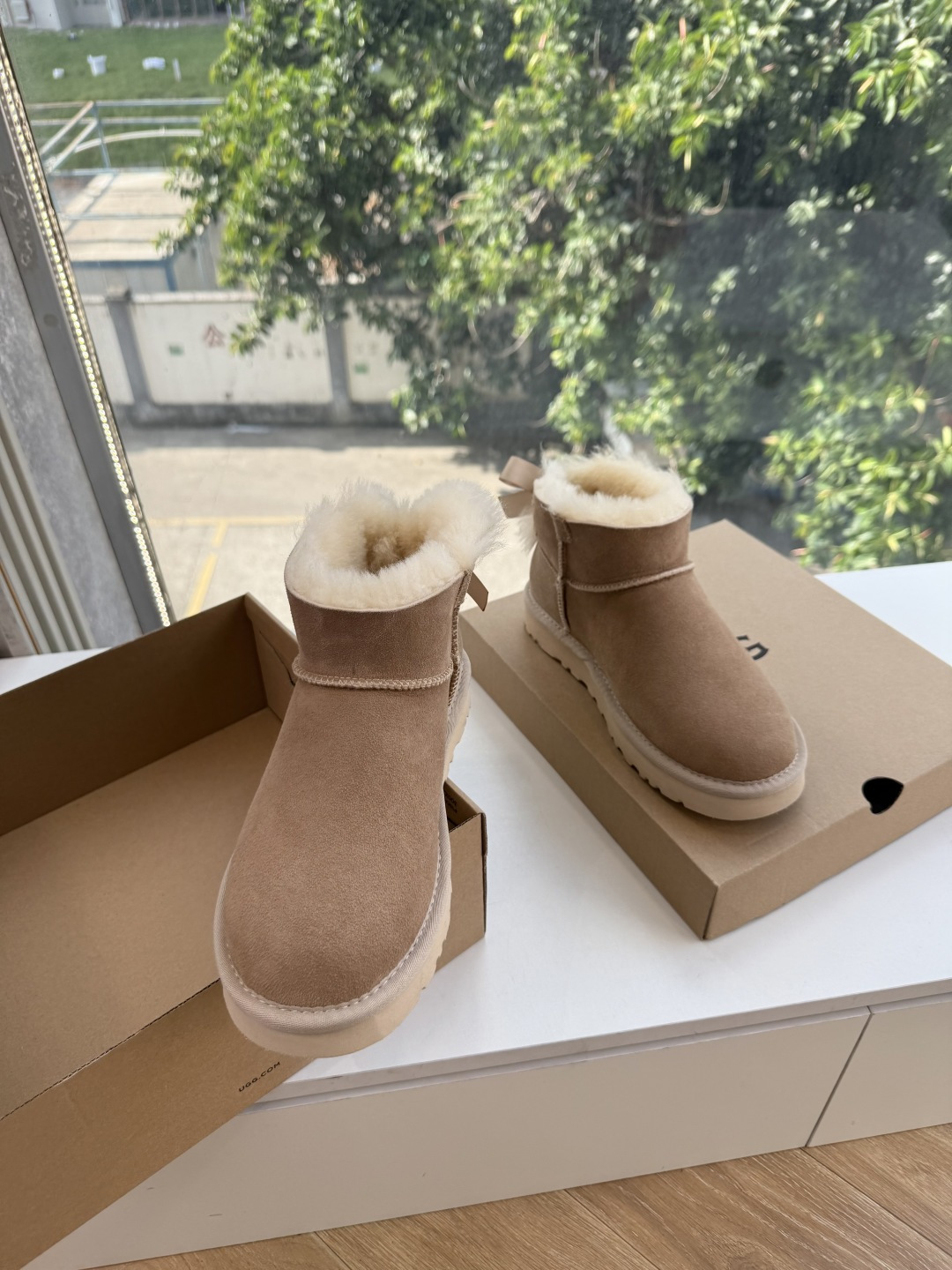 😀G026UGG秋冬新款系列棉鞋雪地靴棉鞋作为的领军品牌，这双新款同样延续了其一贯的舒适理念，穿在脚上轻盈自在，仿佛踩在
