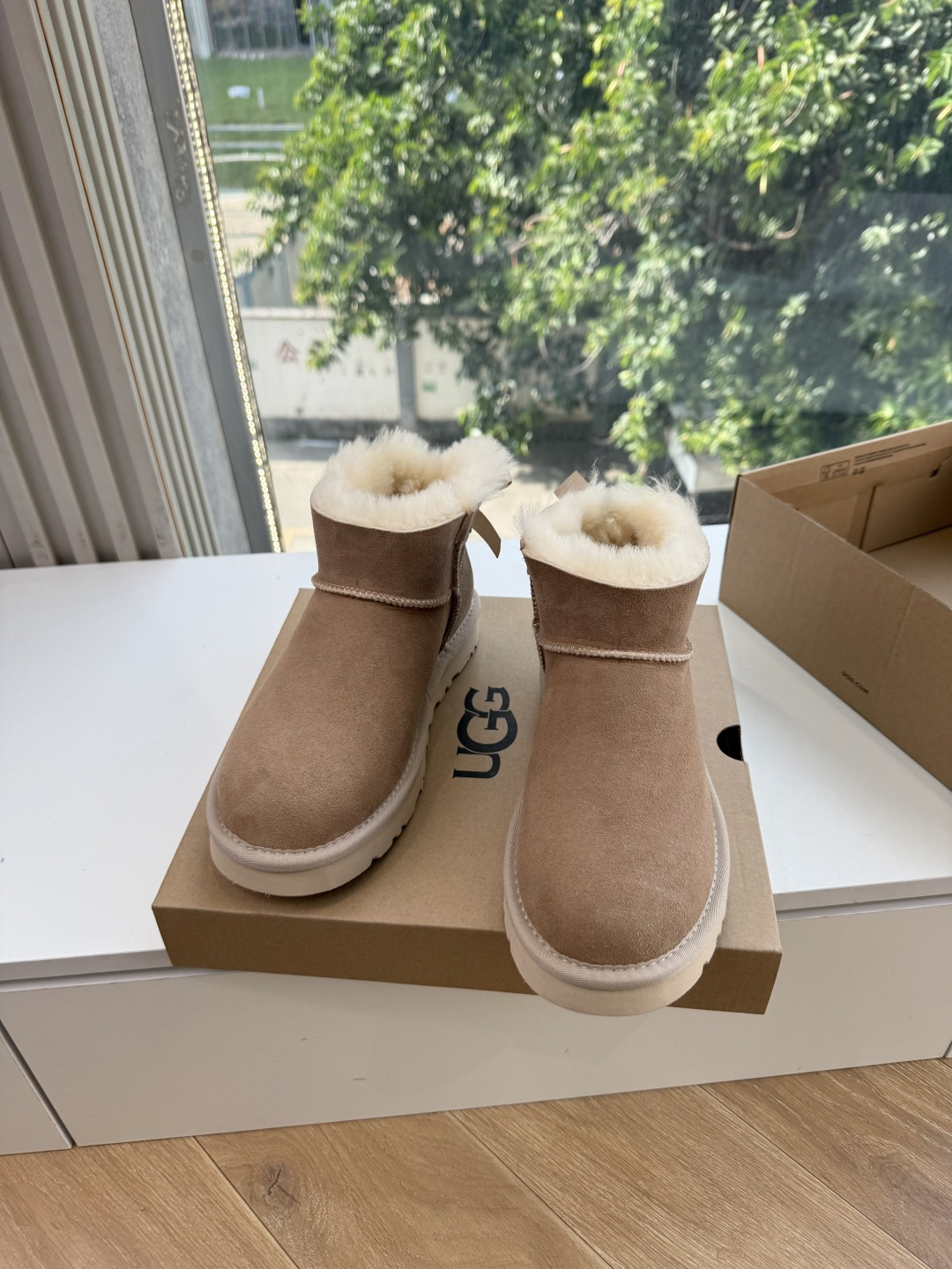 😀G026UGG秋冬新款系列棉鞋雪地靴棉鞋作为的领军品牌，这双新款同样延续了其一贯的舒适理念，穿在脚上轻盈自在，仿佛踩在