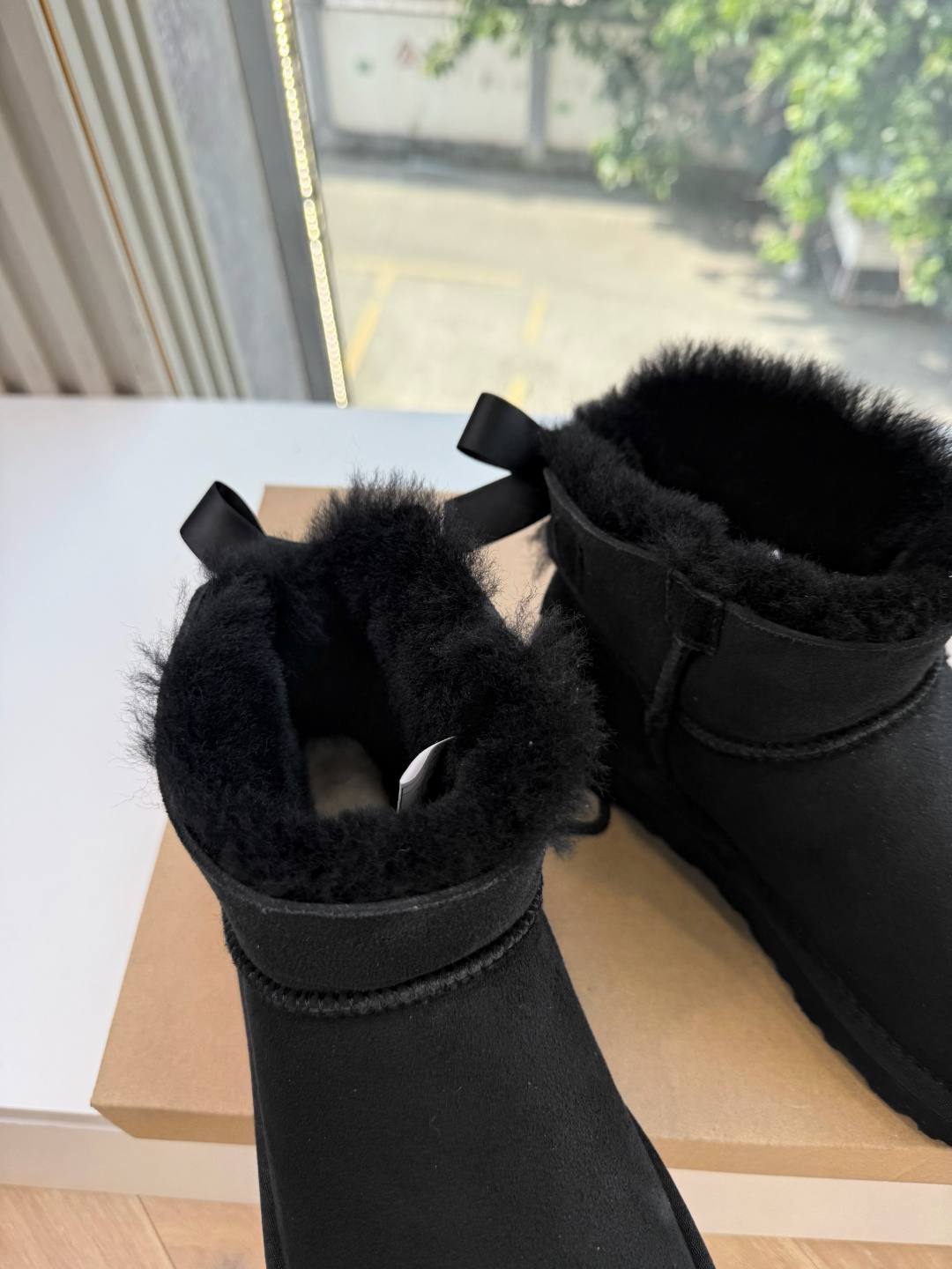 😀G026UGG秋冬新款系列棉鞋雪地靴棉鞋作为的领军品牌，这双新款同样延续了其一贯的舒适理念，穿在脚上轻盈自在，仿佛踩在
