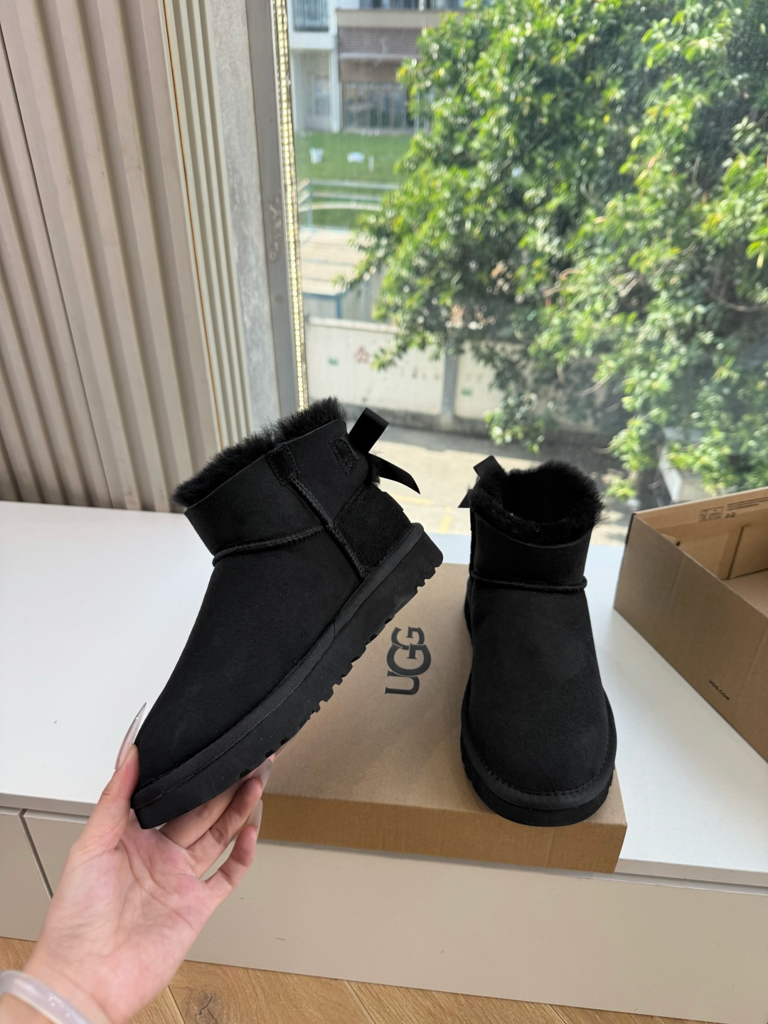 😀G026UGG秋冬新款系列棉鞋雪地靴棉鞋作为的领军品牌，这双新款同样延续了其一贯的舒适理念，穿在脚上轻盈自在，仿佛踩在