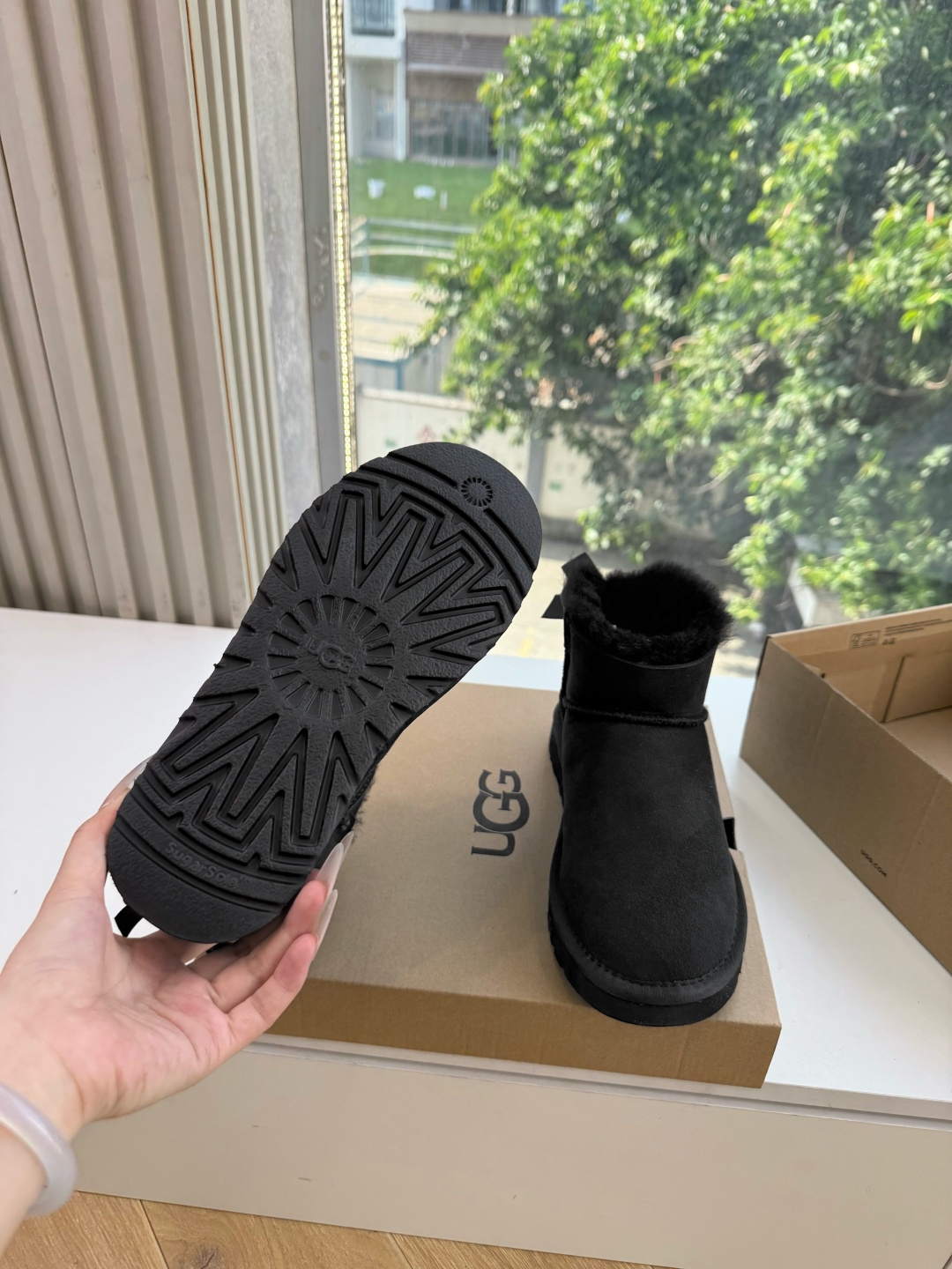😀G026UGG秋冬新款系列棉鞋雪地靴棉鞋作为的领军品牌，这双新款同样延续了其一贯的舒适理念，穿在脚上轻盈自在，仿佛踩在