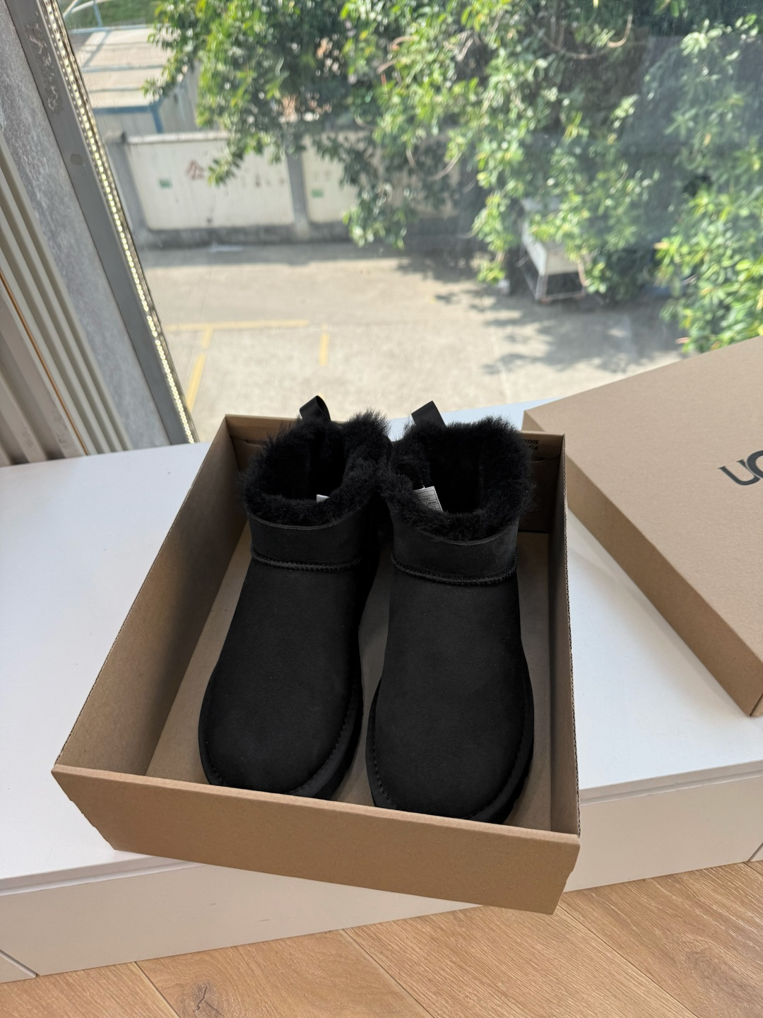 😀G026UGG秋冬新款系列棉鞋雪地靴棉鞋作为的领军品牌，这双新款同样延续了其一贯的舒适理念，穿在脚上轻盈自在，仿佛踩在