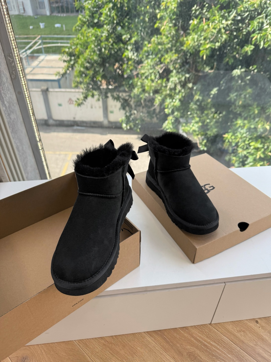 😀G026UGG秋冬新款系列棉鞋雪地靴棉鞋作为的领军品牌，这双新款同样延续了其一贯的舒适理念，穿在脚上轻盈自在，仿佛踩在