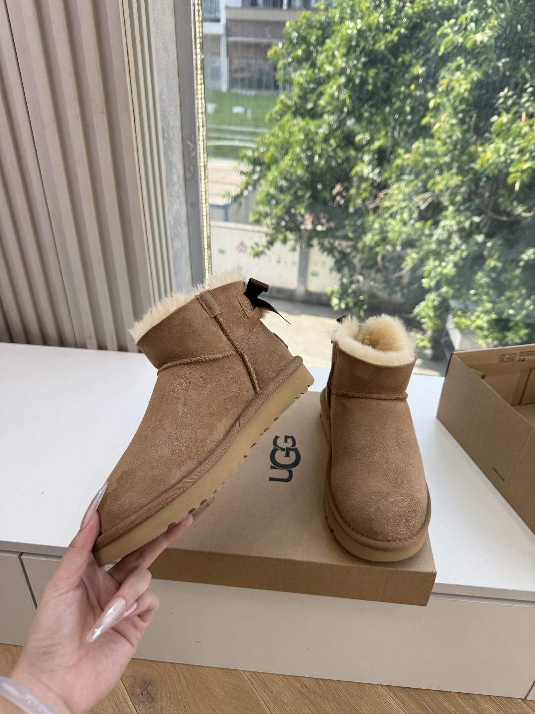 😀G026UGG秋冬新款系列棉鞋雪地靴棉鞋作为的领军品牌，这双新款同样延续了其一贯的舒适理念，穿在脚上轻盈自在，仿佛踩在