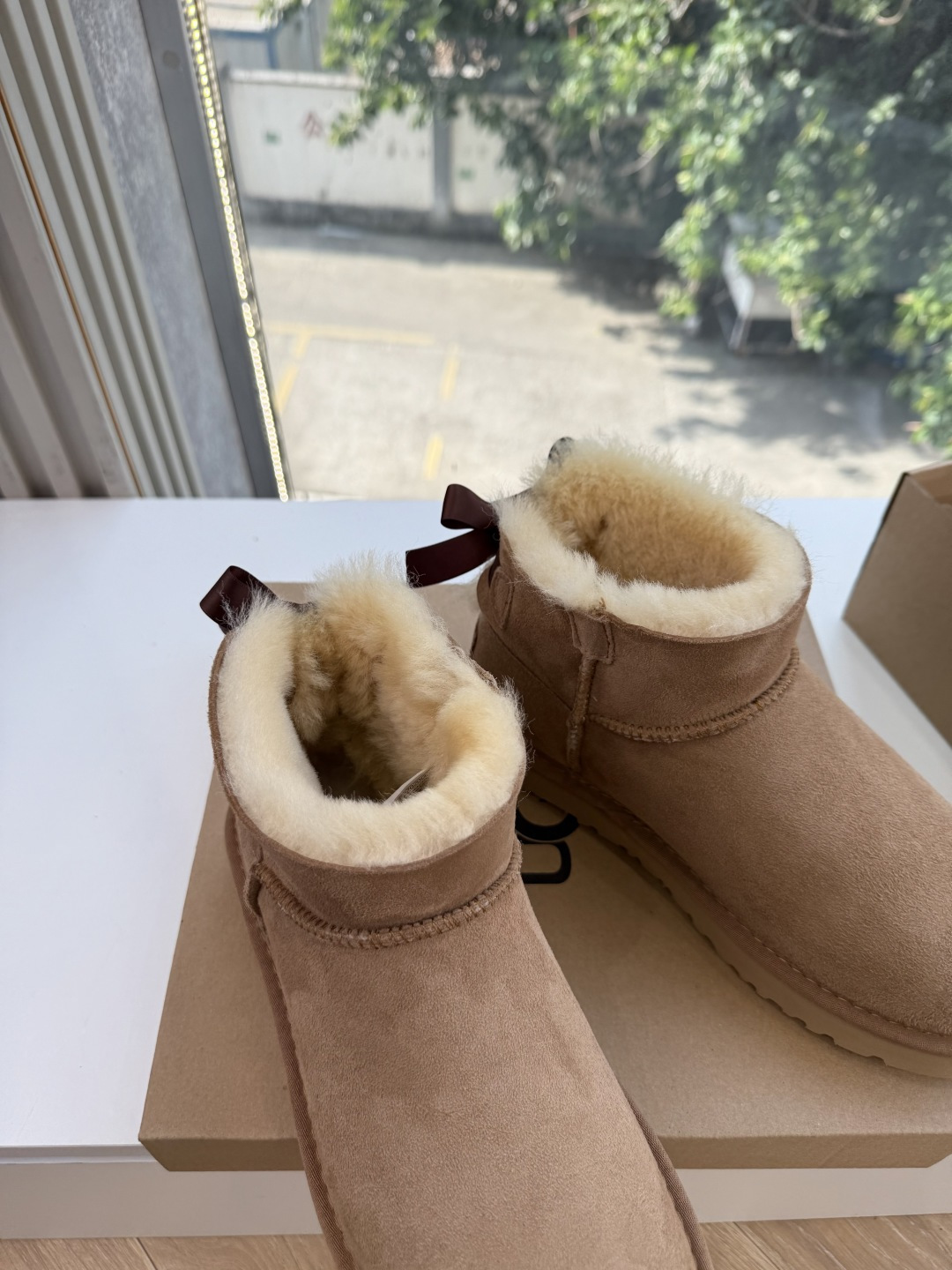 😀G026UGG秋冬新款系列棉鞋雪地靴棉鞋作为的领军品牌，这双新款同样延续了其一贯的舒适理念，穿在脚上轻盈自在，仿佛踩在