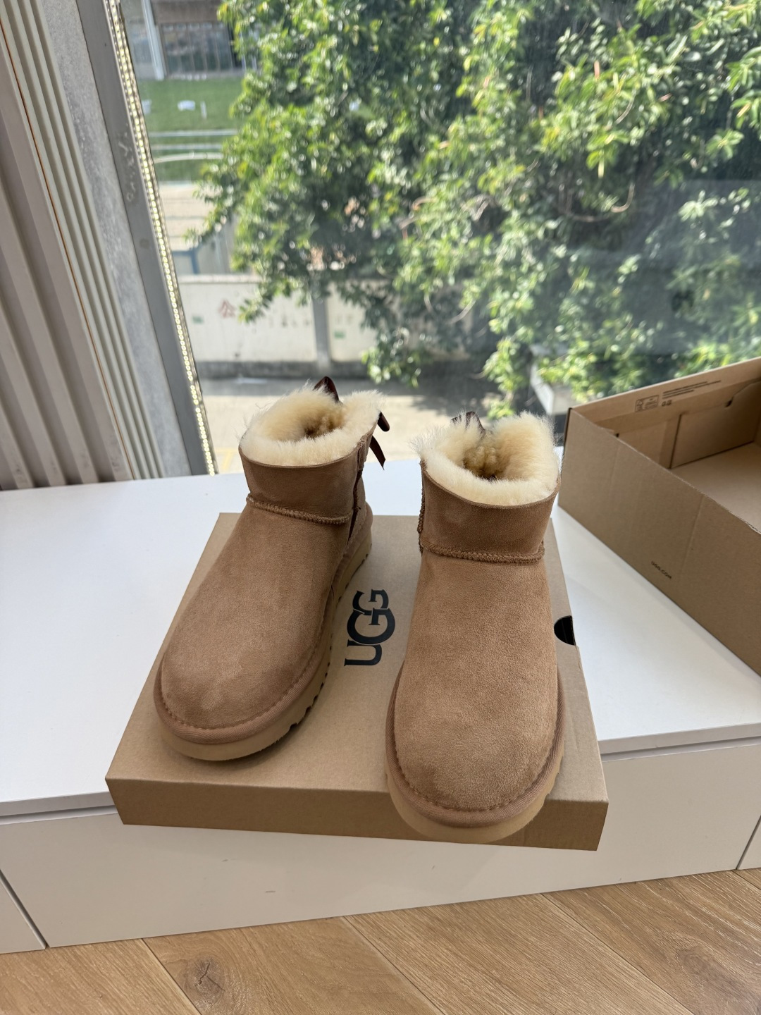 😀G026UGG秋冬新款系列棉鞋雪地靴棉鞋作为的领军品牌，这双新款同样延续了其一贯的舒适理念，穿在脚上轻盈自在，仿佛踩在