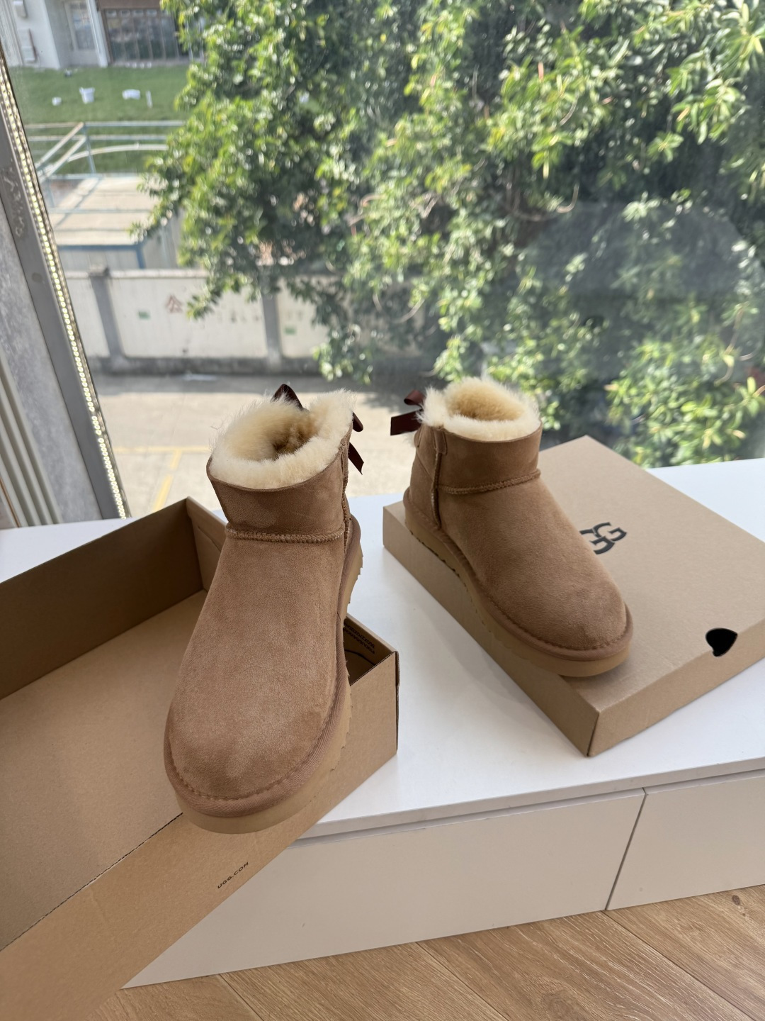 😀G026UGG秋冬新款系列棉鞋雪地靴棉鞋作为的领军品牌，这双新款同样延续了其一贯的舒适理念，穿在脚上轻盈自在，仿佛踩在