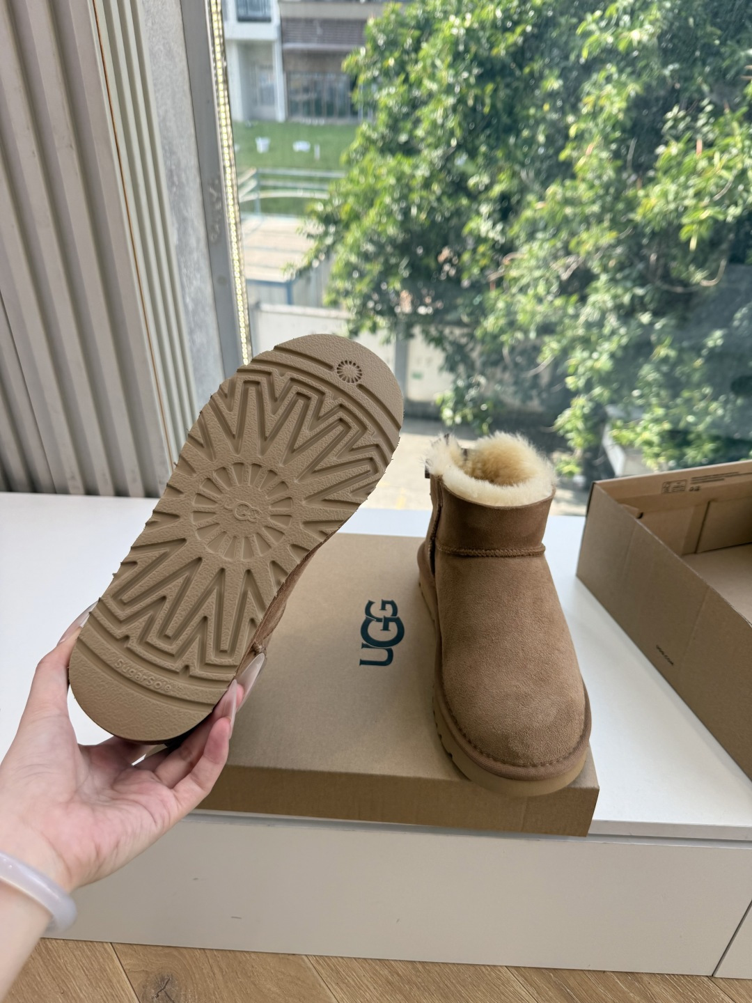 😀G026UGG秋冬新款系列棉鞋雪地靴棉鞋作为的领军品牌，这双新款同样延续了其一贯的舒适理念，穿在脚上轻盈自在，仿佛踩在