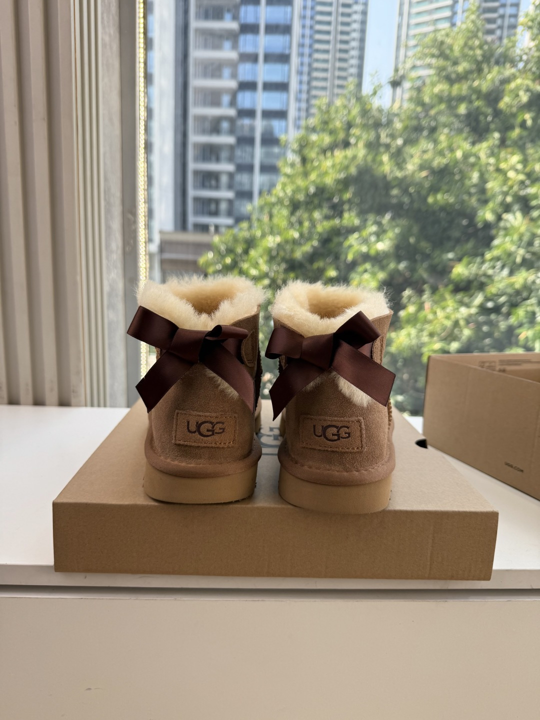 😀G026UGG秋冬新款系列棉鞋雪地靴棉鞋作为的领军品牌，这双新款同样延续了其一贯的舒适理念，穿在脚上轻盈自在，仿佛踩在