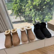 😀G026UGG秋冬新款系列棉鞋雪地靴棉鞋作为的领军品牌,这双新款同样延续了其一贯的舒适理念,穿在脚上轻盈自在,仿佛踩在 😀G026UGG秋冬新款系列棉鞋雪地靴棉鞋作为的领军品牌,这双新款同样延续了其一贯的舒适理念,穿在脚上轻盈自在,仿佛踩在
