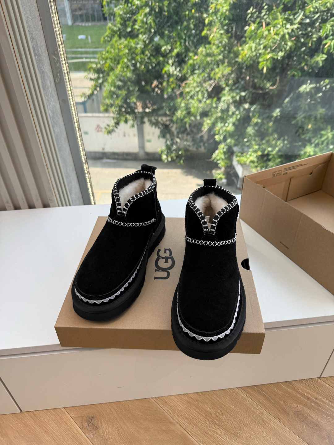 😀G026UGG秋冬新款系列棉鞋雪地靴棉鞋作为的领军品牌，这双新款同样延续了其一贯的舒适理念，穿在脚上轻盈自在，仿佛踩在