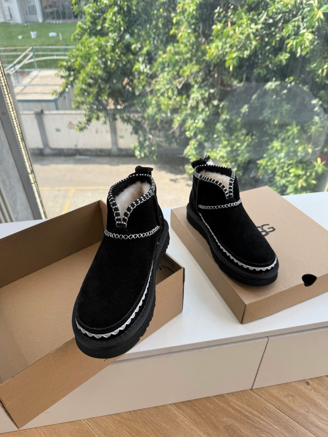 😀G026UGG秋冬新款系列棉鞋雪地靴棉鞋作为的领军品牌，这双新款同样延续了其一贯的舒适理念，穿在脚上轻盈自在，仿佛踩在