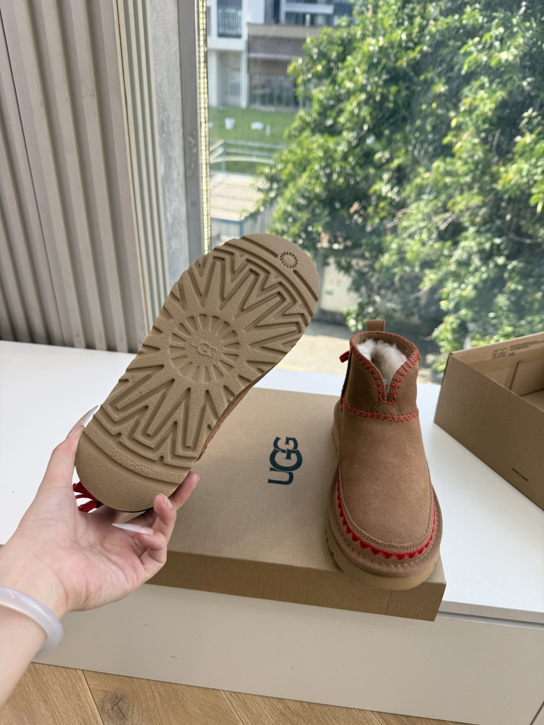 😀G026UGG秋冬新款系列棉鞋雪地靴棉鞋作为的领军品牌,这双新款同样延续了其一贯的舒适理念,穿在脚上轻盈自在,仿佛踩在 😀G026UGG秋冬新款系列棉鞋雪地靴棉鞋作为的领军品牌,这双新款同样延续了其一贯的舒适理念,穿在脚上轻盈自在,仿佛踩在