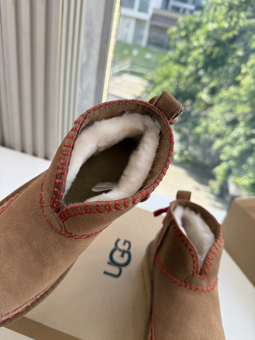 😀G026UGG秋冬新款系列棉鞋雪地靴棉鞋作为的领军品牌,这双新款同样延续了其一贯的舒适理念,穿在脚上轻盈自在,仿佛踩在 😀G026UGG秋冬新款系列棉鞋雪地靴棉鞋作为的领军品牌,这双新款同样延续了其一贯的舒适理念,穿在脚上轻盈自在,仿佛踩在
