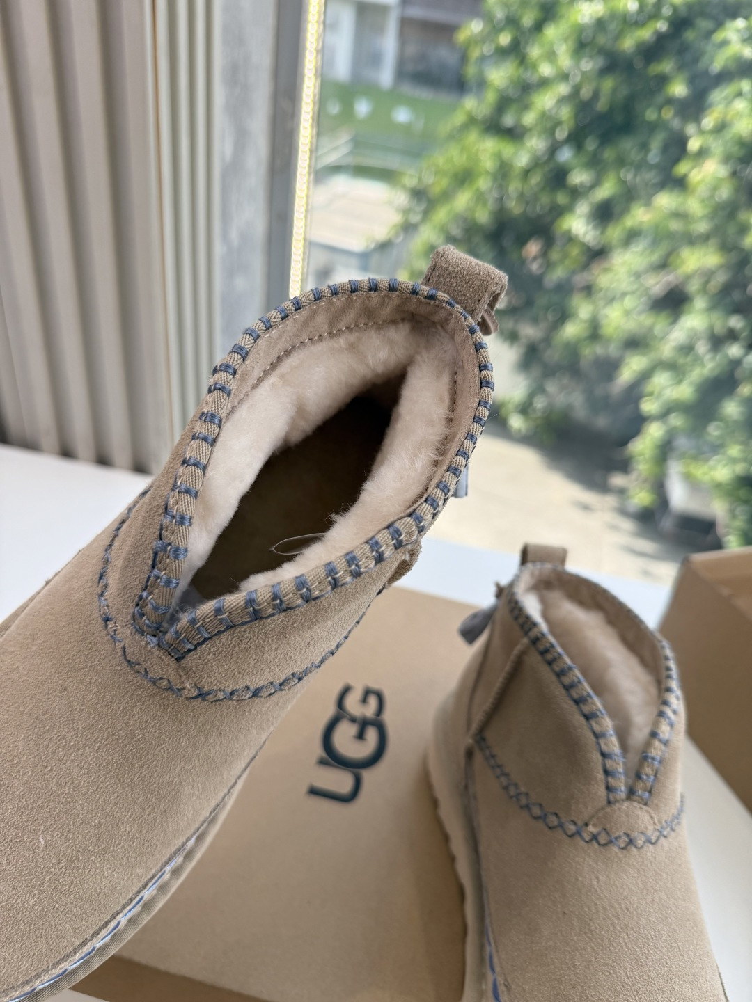 😀G026UGG秋冬新款系列棉鞋雪地靴棉鞋作为的领军品牌，这双新款同样延续了其一贯的舒适理念，穿在脚上轻盈自在，仿佛踩在