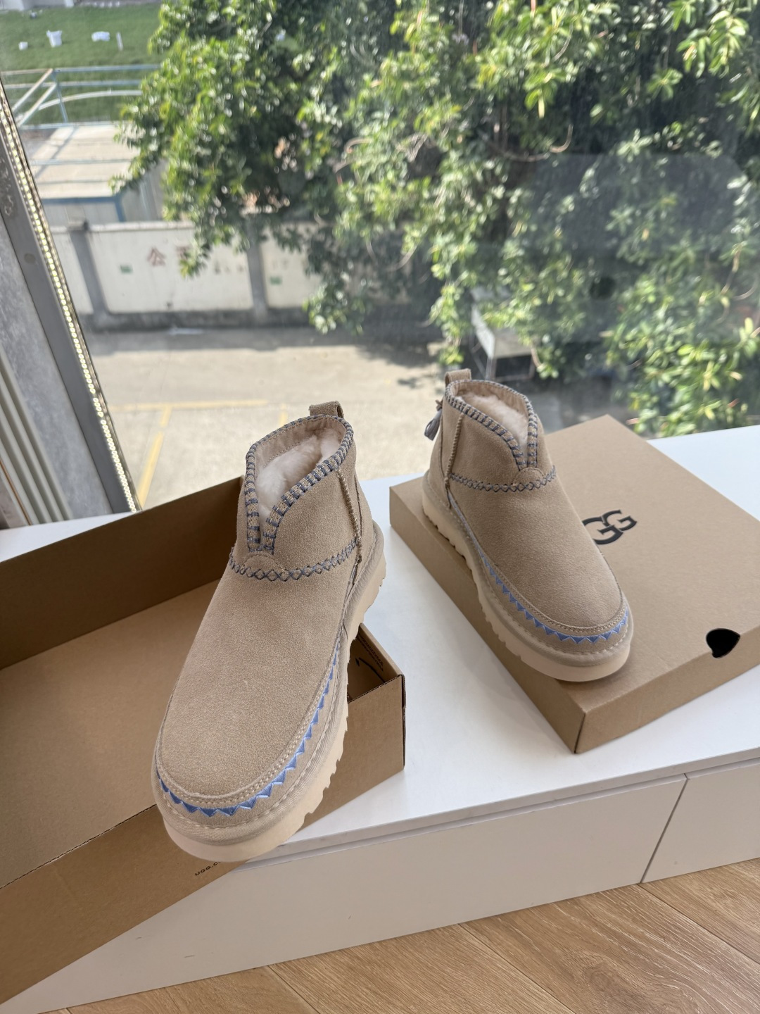 😀G026UGG秋冬新款系列棉鞋雪地靴棉鞋作为的领军品牌，这双新款同样延续了其一贯的舒适理念，穿在脚上轻盈自在，仿佛踩在